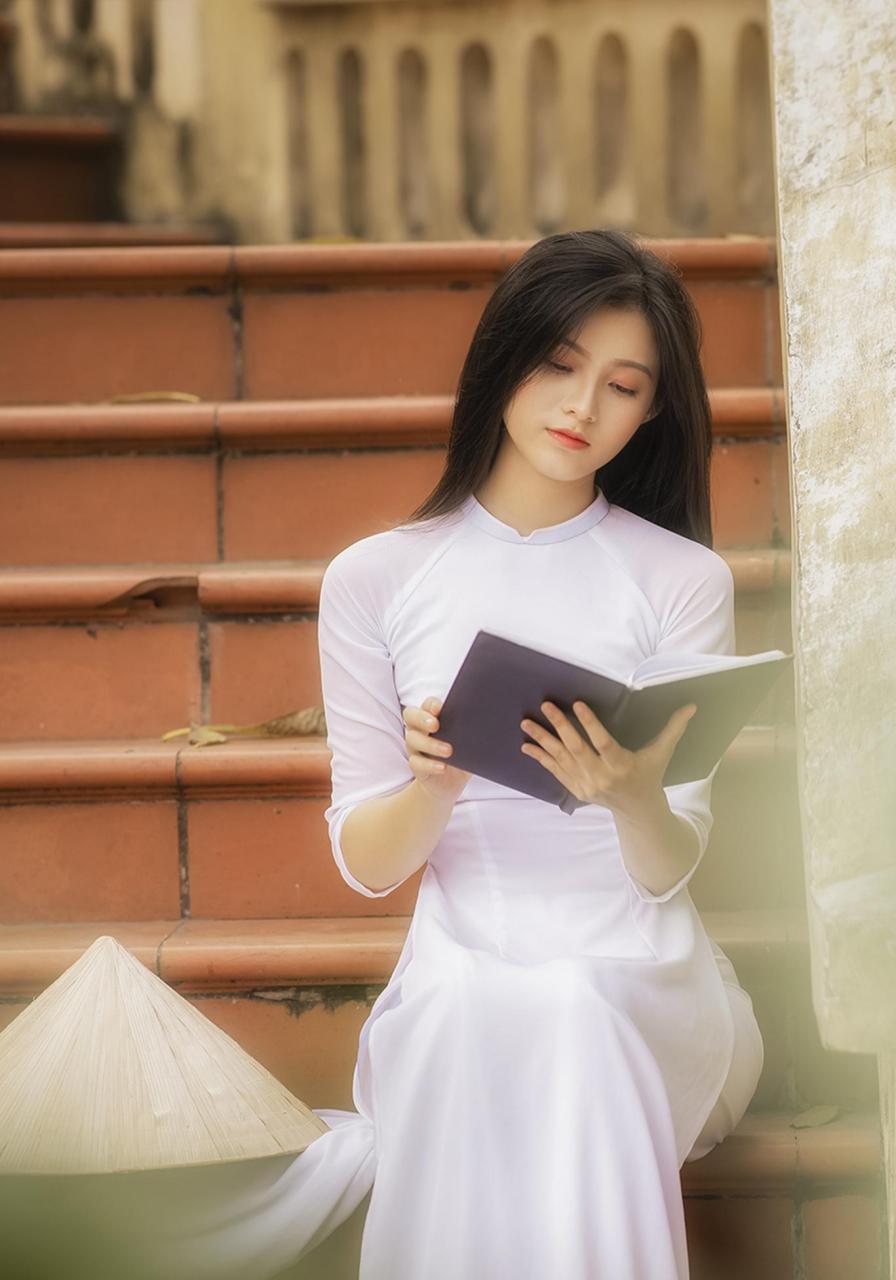 纯白色奥黛配斗笠,传统的打扮,让越南女生显得清新又温柔