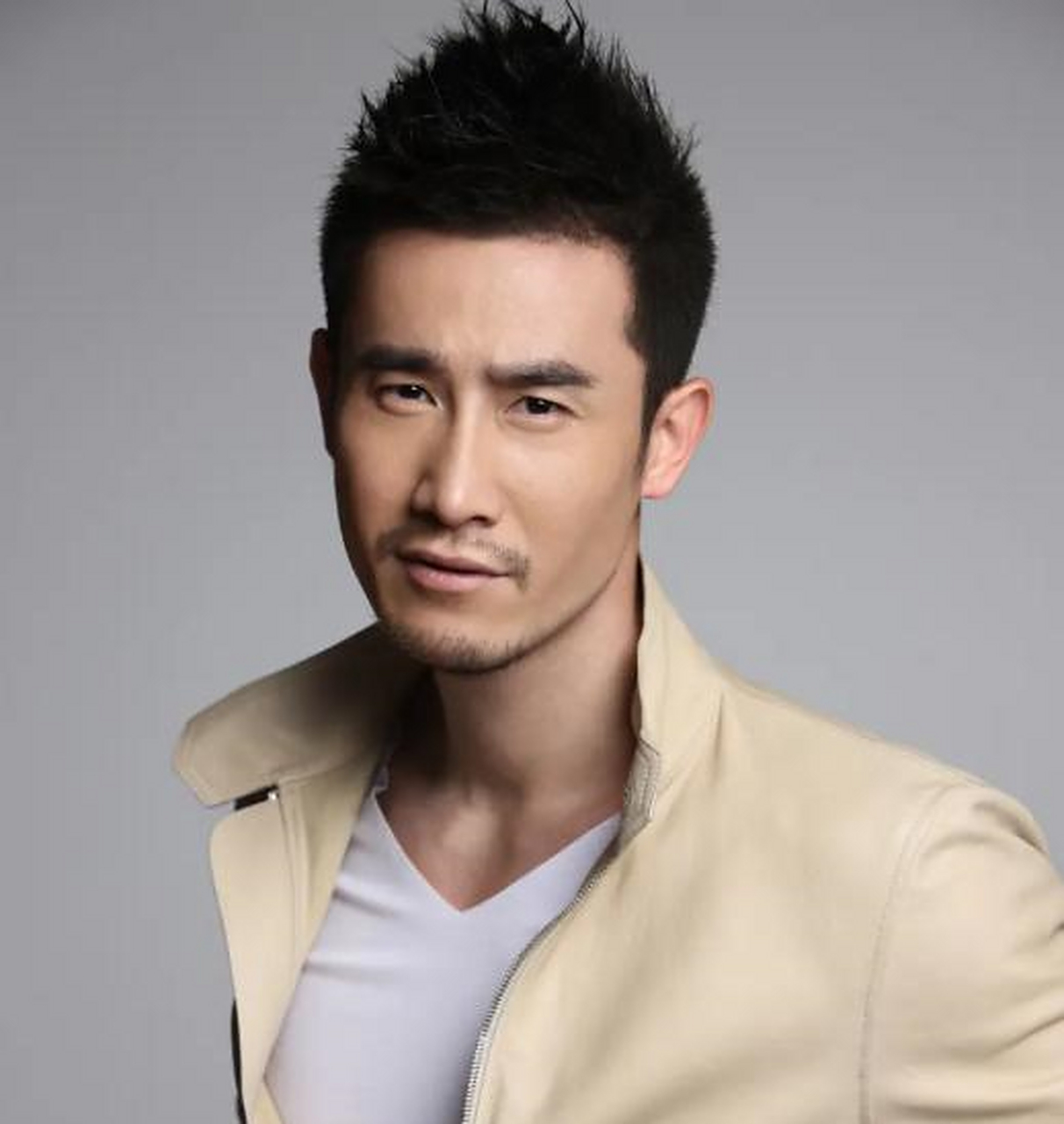 梁馨撇撇嘴说:"我是和剧组的化妆师半个月前无意间聊到的这个内容