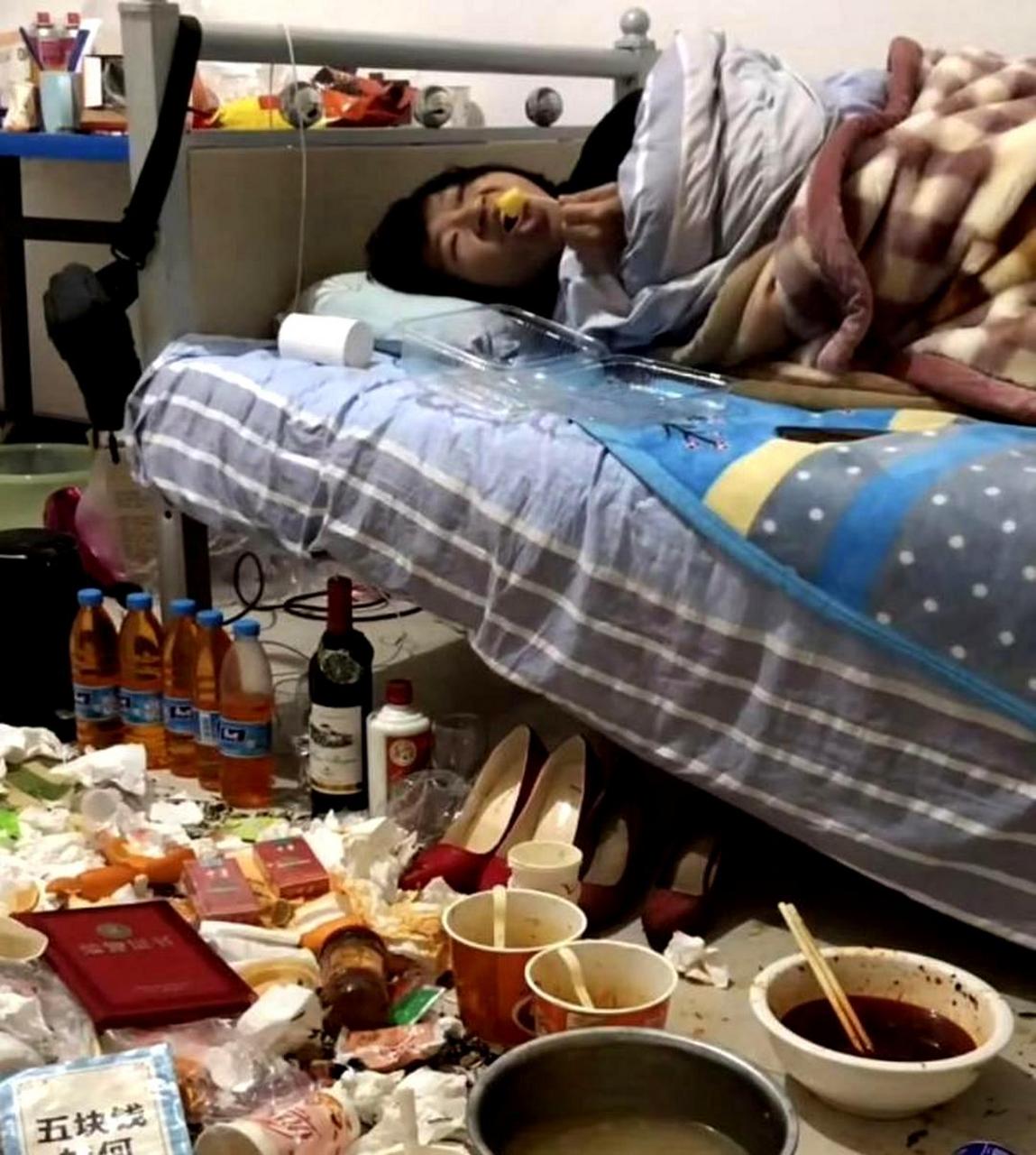 这个年轻人靠什么维持生计,竟然如此颓废?