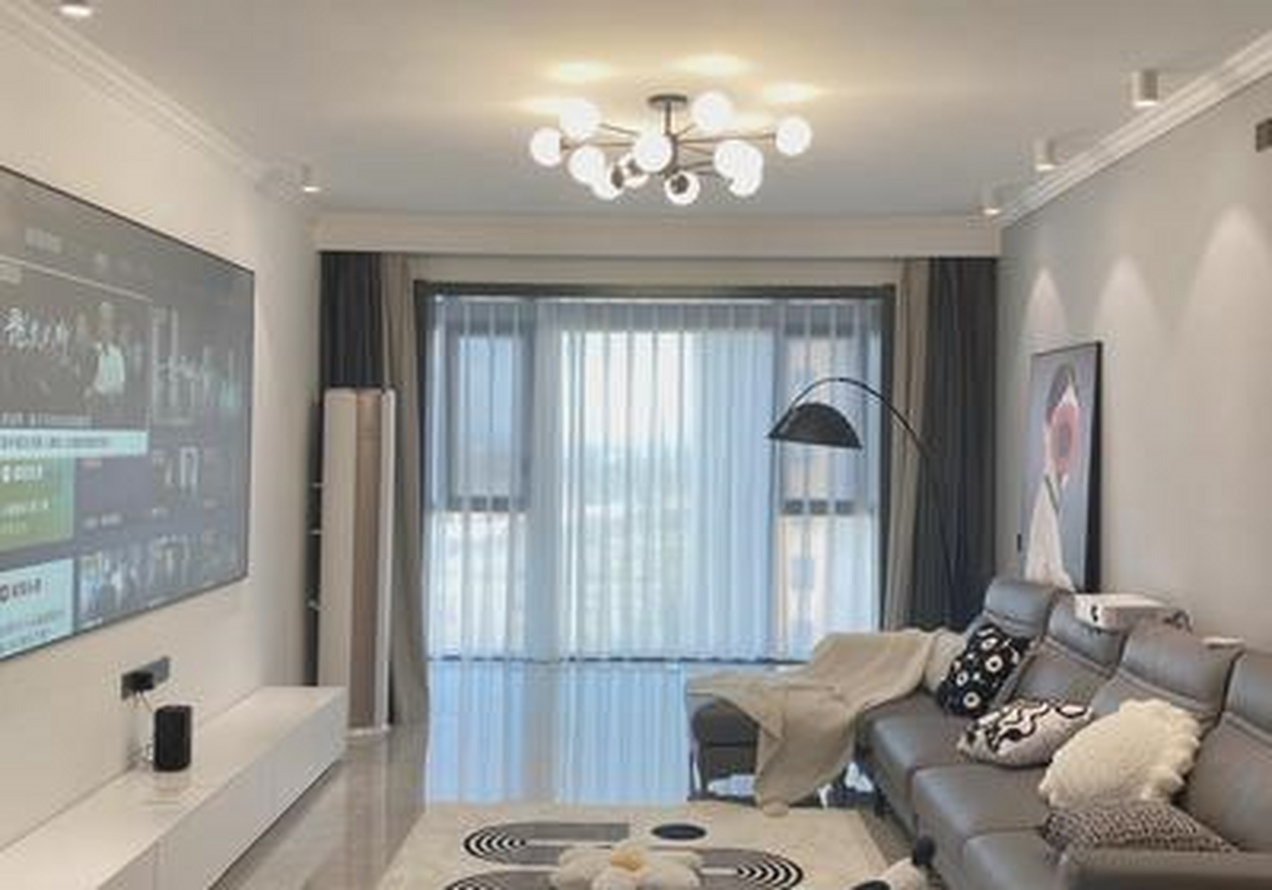 无吊顶,无背景墙,大白墙简单的装修 硬装越简单,灯光和软装就要用心