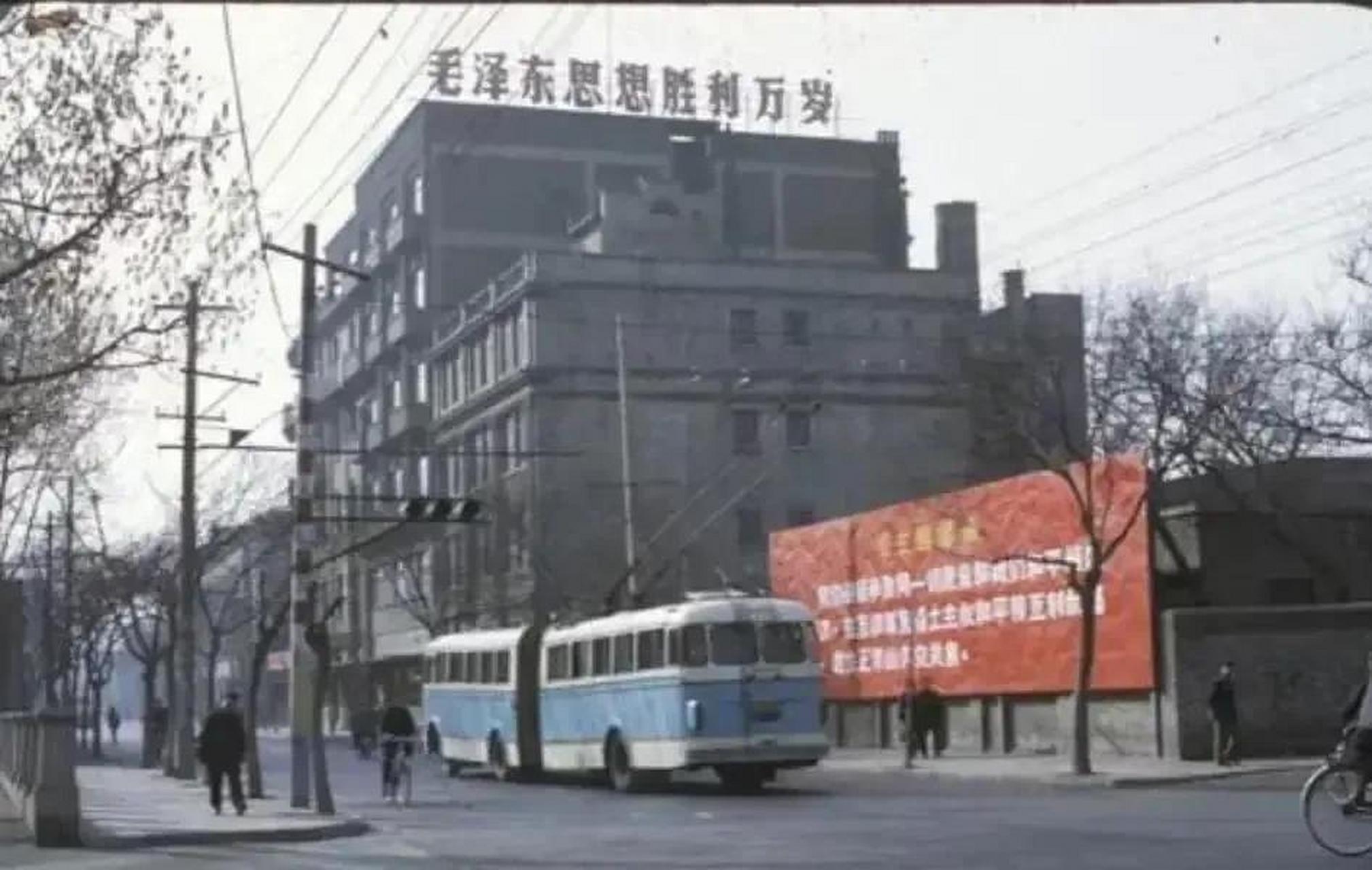 1971年,天津一條街道的街景,您能看出這是天津的哪裡嗎?