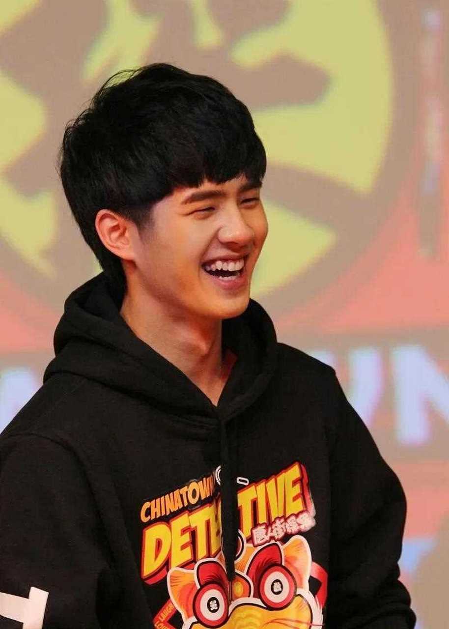 刘昊然现在的位置挺尴尬的,他和陈思诚那边闹得挺不开心的,想要解约