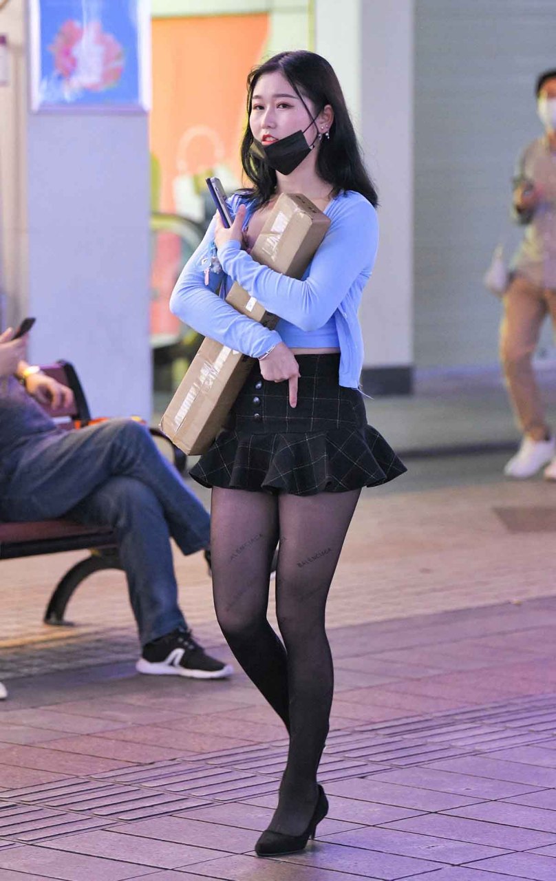 超短裙黑丝袜高跟妹子户外大胆实拍