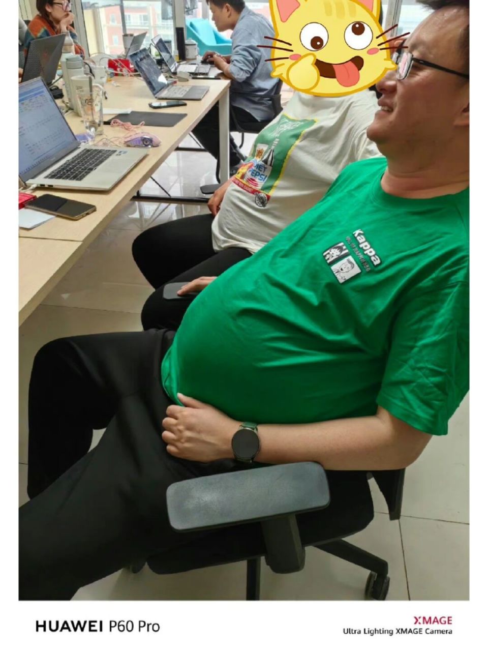 办公室的男人肚子比我怀孕时还大