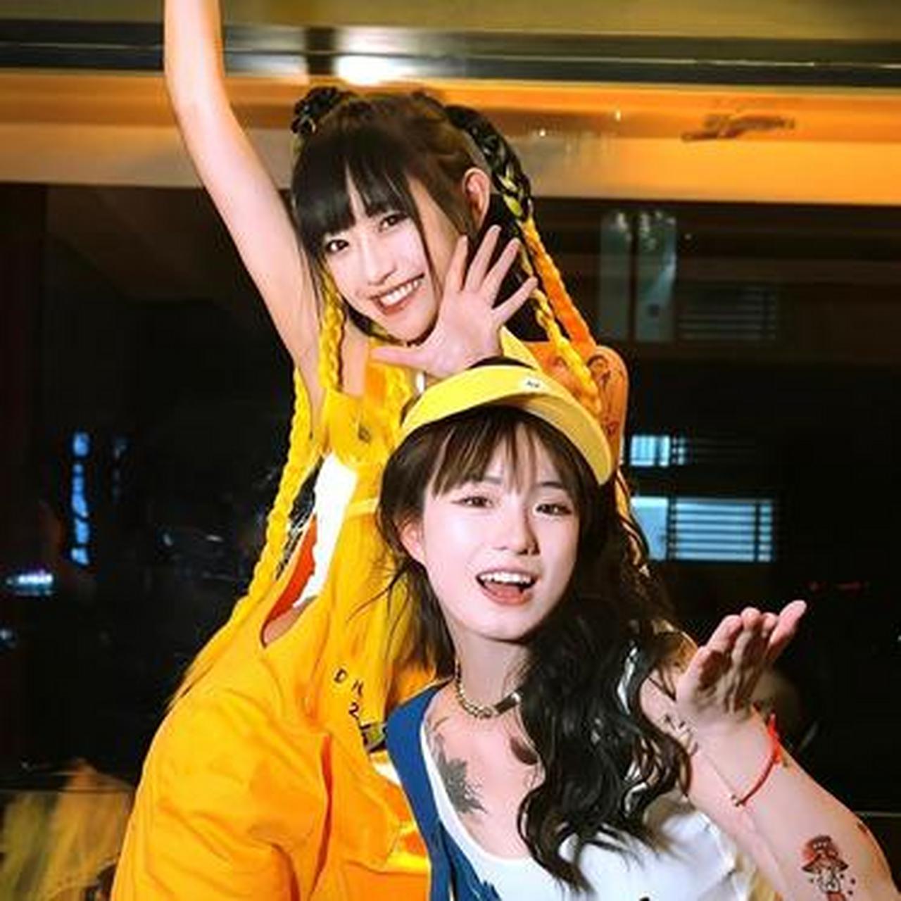 网红"代古拉k与小鱼海棠"同框拍写真穿搭,造型洋气有个性,吸睛又时髦