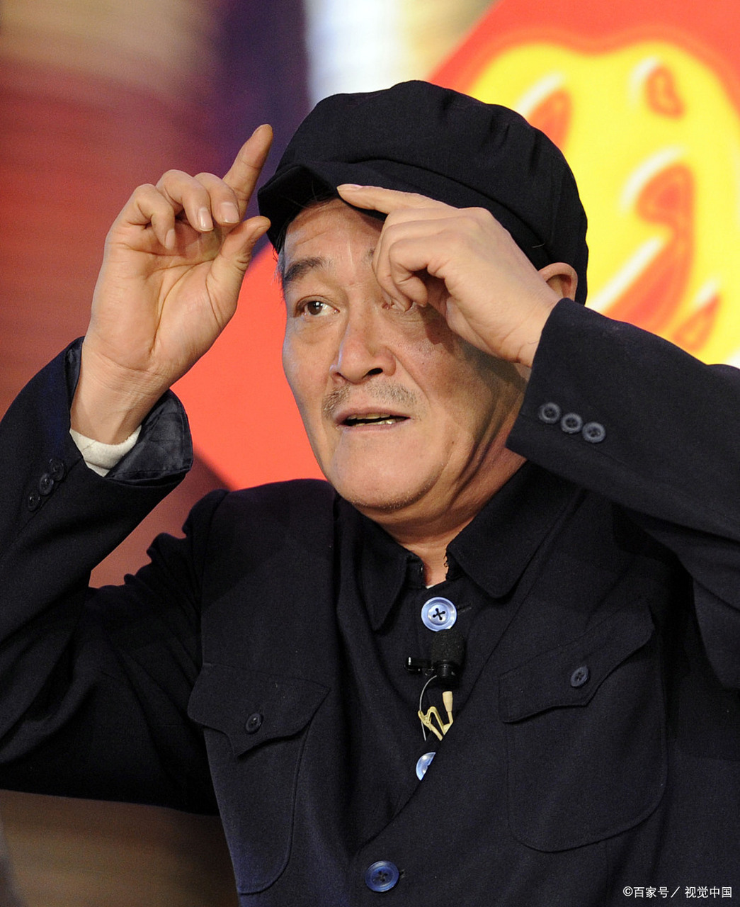 在某次节目中,鲁豫问赵本山:"听说你在东北用餐时从来不用自己付钱,总