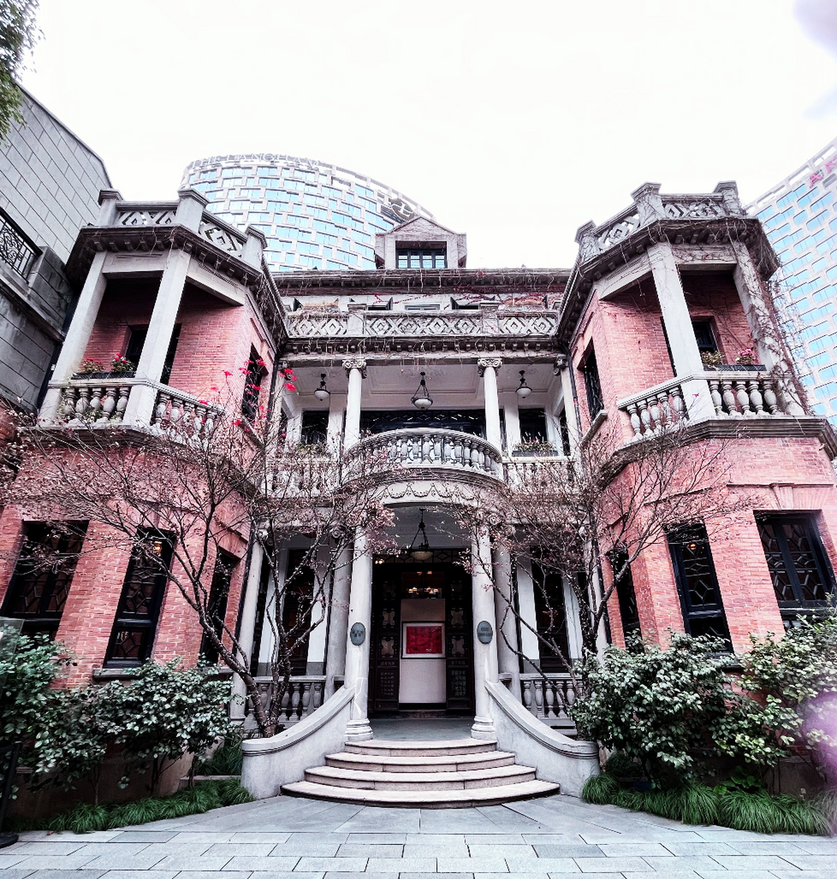 去上海新天地壹号参加了了中国知名当代艺术家"诗酒迎虎"上海新年