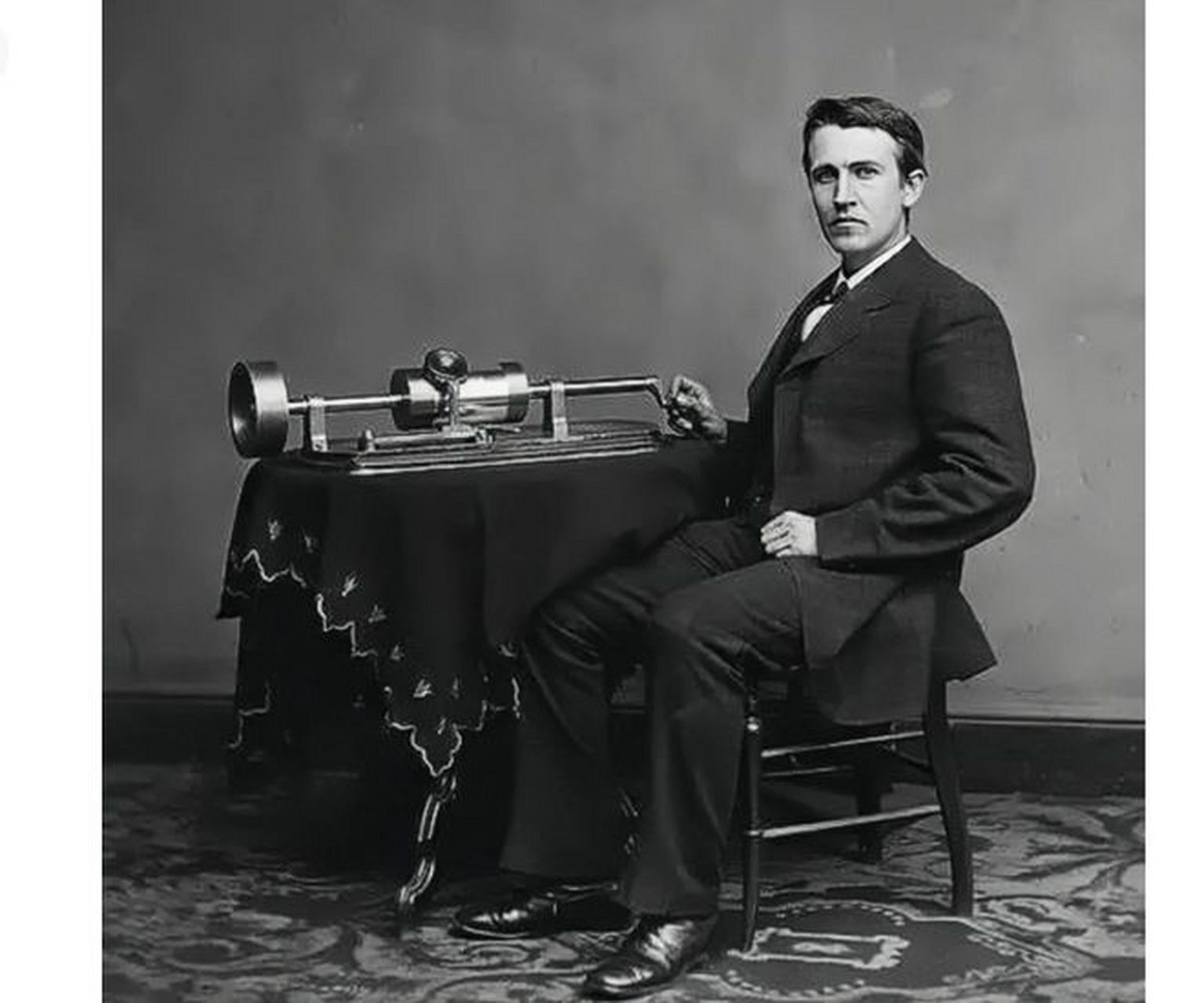 1878年,年仅31岁的世界著名发明家托马斯·爱迪生与他的新发明留声机