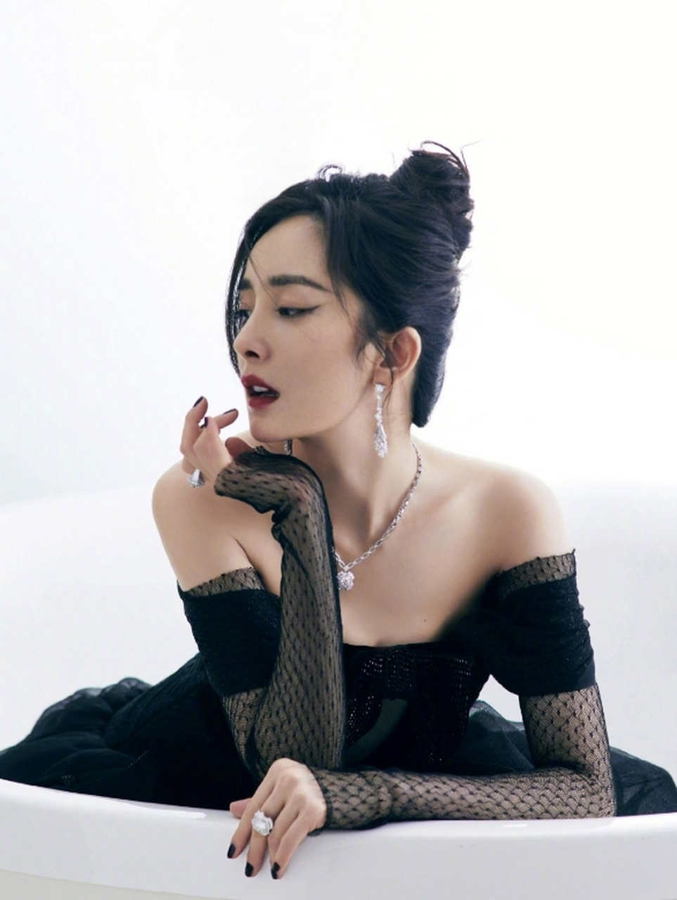 性感女神#杨幂# 黑色抹胸公主裙,清纯妩媚的容颜,婀娜多姿的窈窕身材