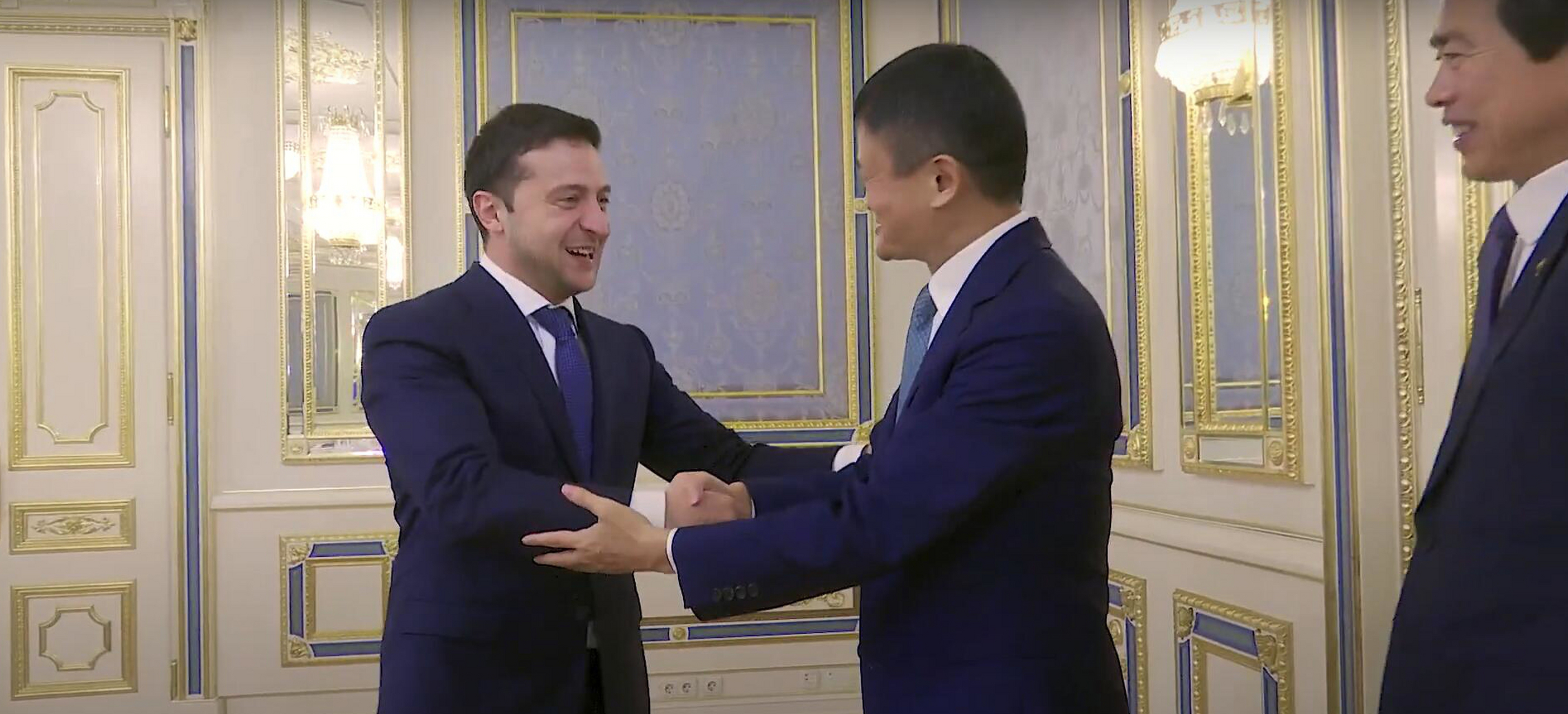 泽连斯基老照片:会见马云,热情握手.照片拍摄时间是几年前.