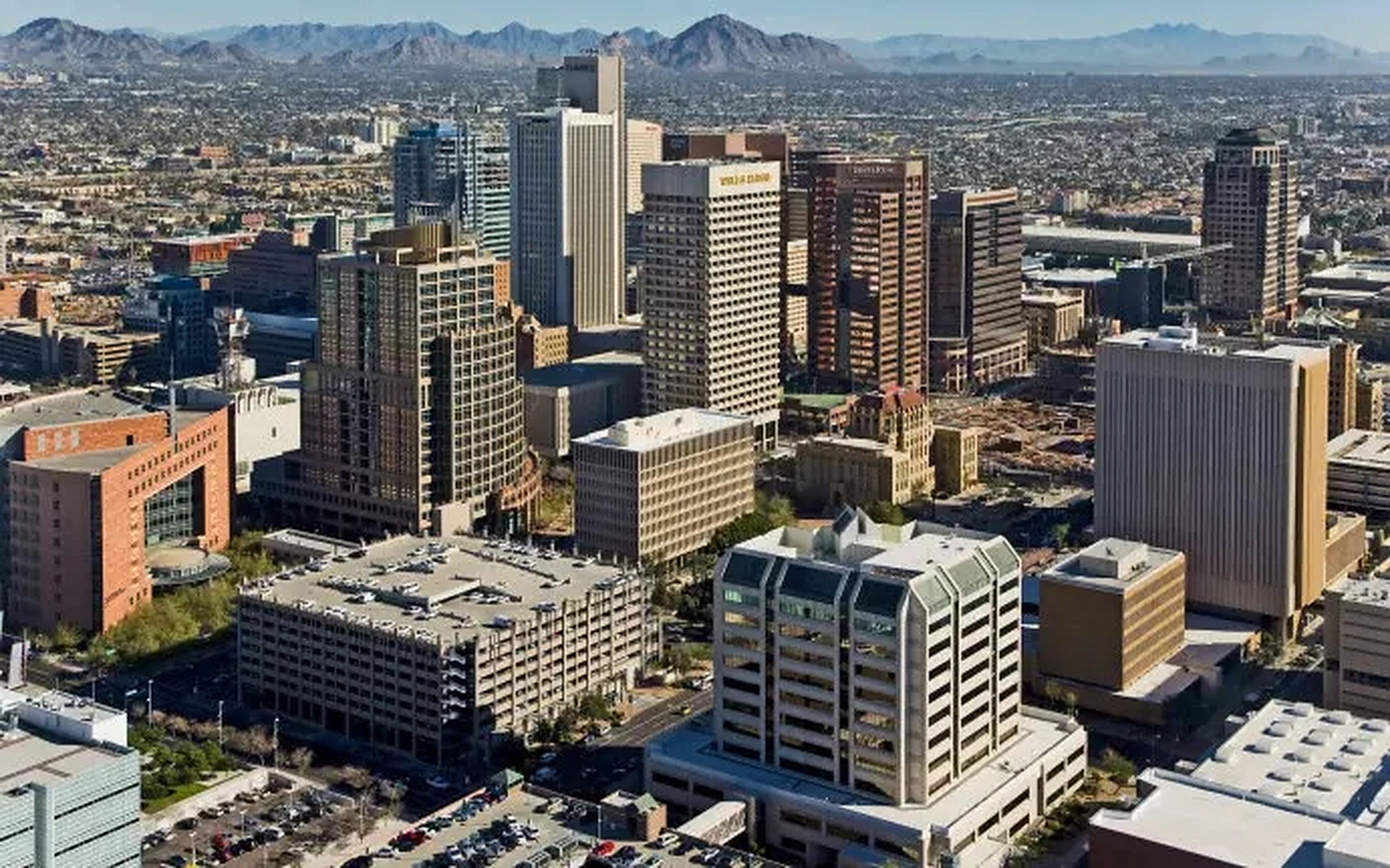 菲尼克斯,又译凤凰城,是美国亚利桑那州的州府及最大的城市