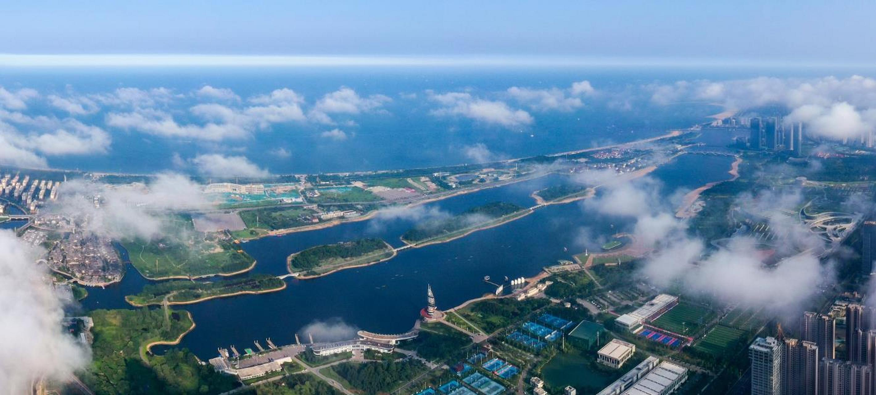 日照是一个美丽的海滨城市,拥有许多令人陶醉的景点和活动.