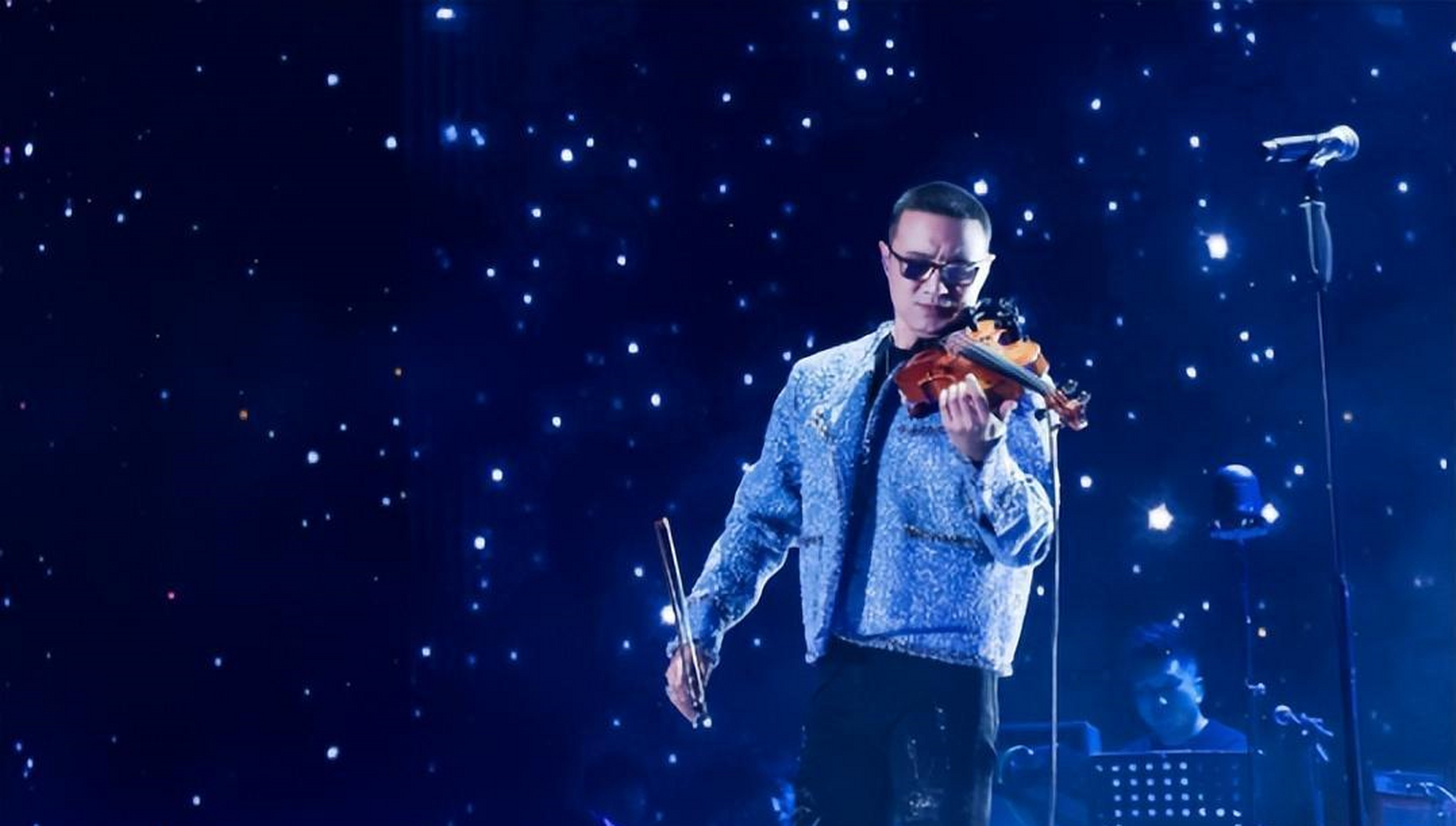 汪峰洛阳演唱会遭抹黑!售票惨淡,现场冷清,免费放人入场凑热闹