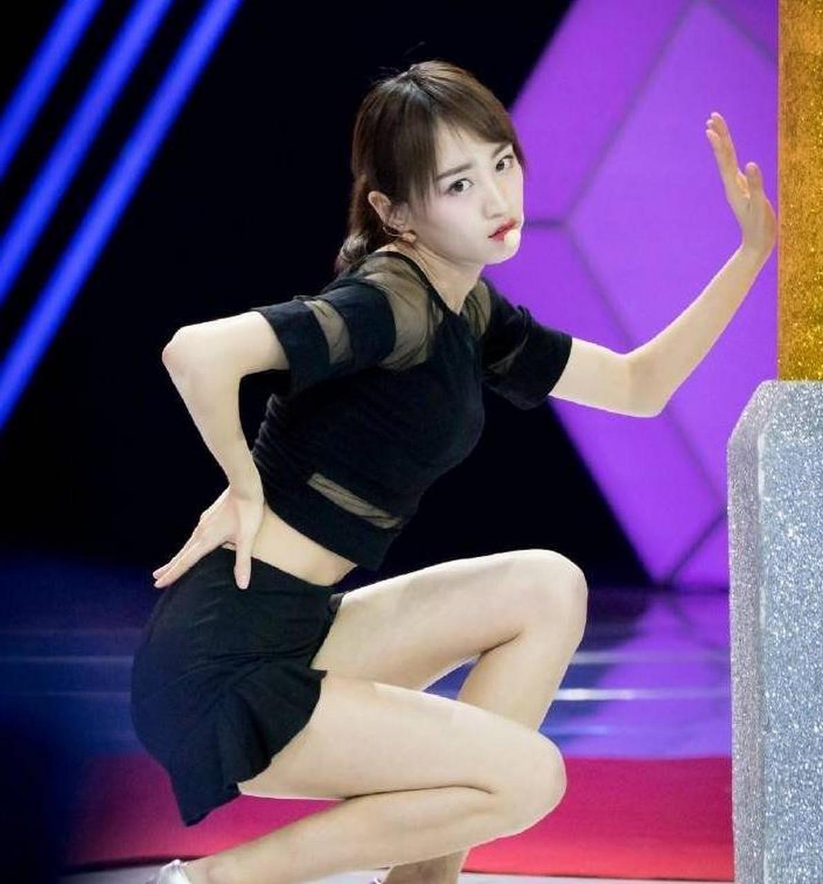 据媒体报道,女爱豆黄婷婷,在今年2月已经被列入限制高消费名单,而在