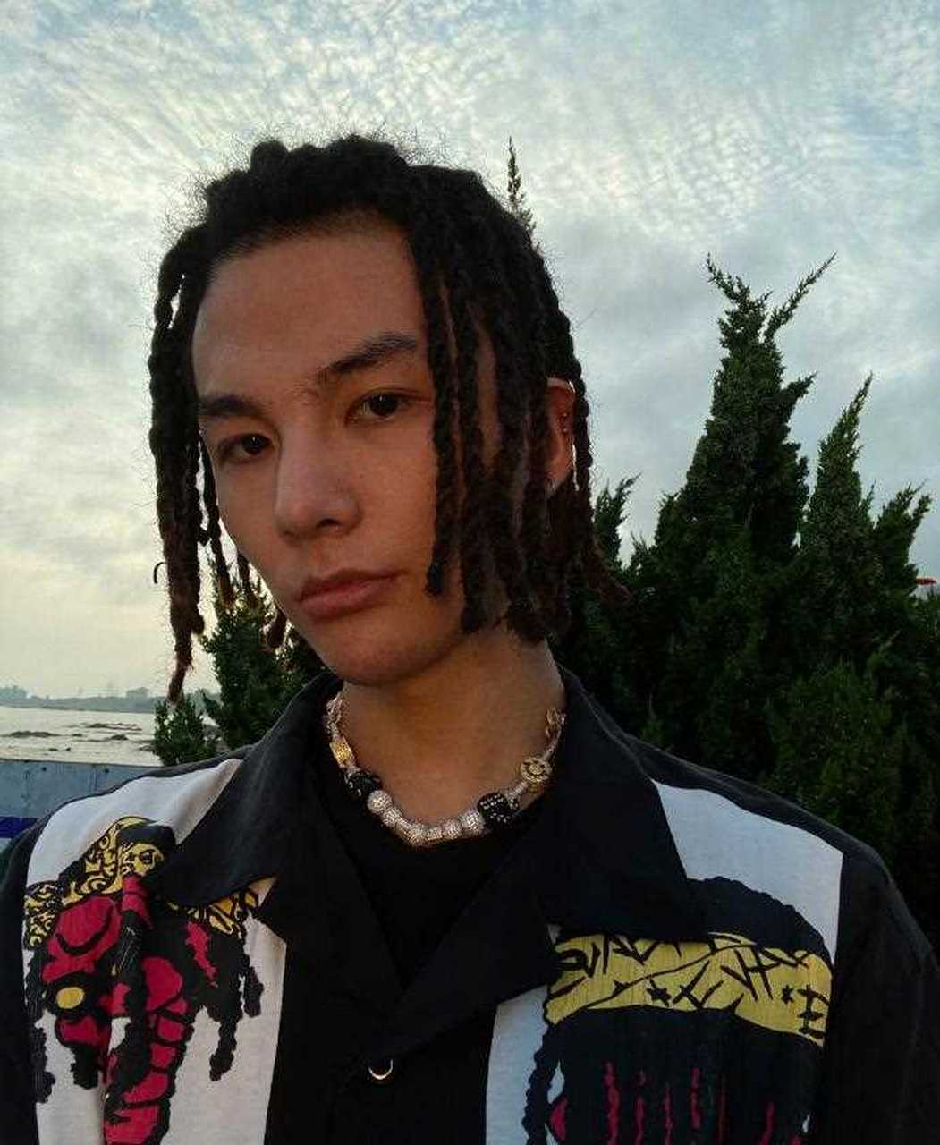 一位不知名说唱歌手"孩子王"在河南暴雨之后也献爱心了,他晒出来的