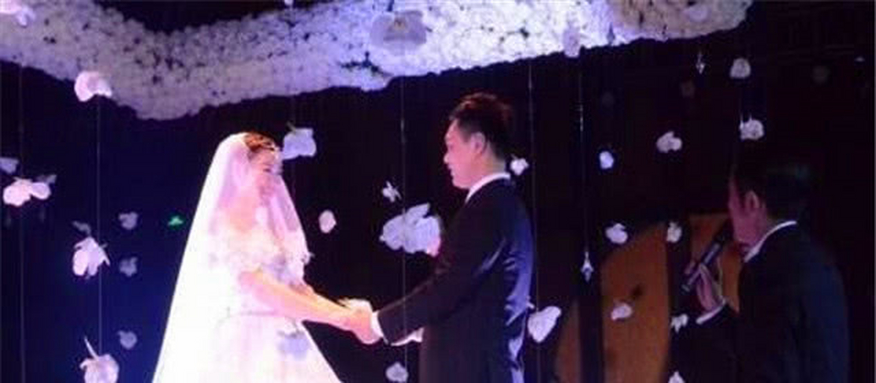 邹芳刚出生那会 邹芳刚出生那会,亲生母亲因大出血而去世,父亲就承担