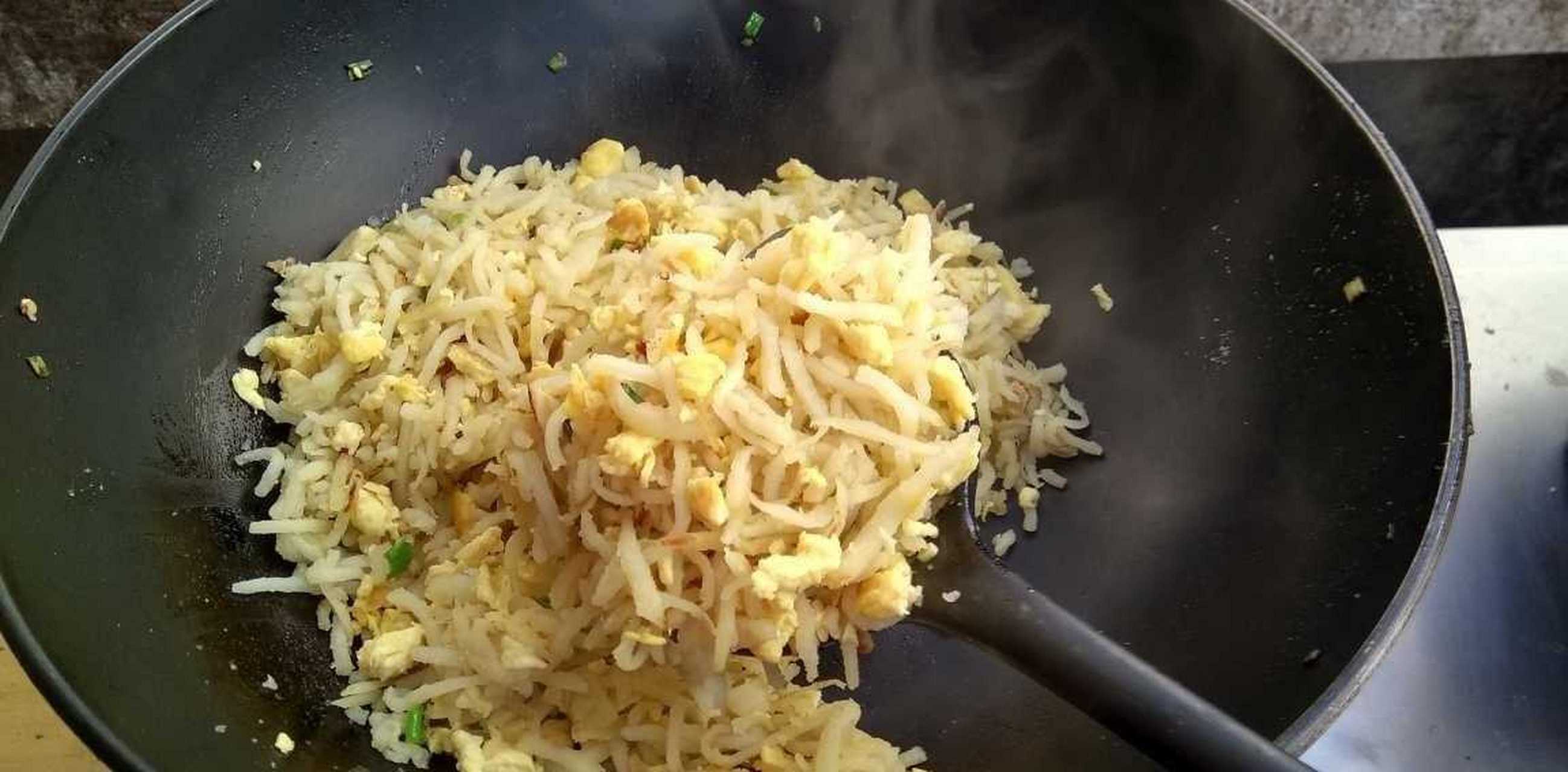 炒不烂子是山西以及陕北地区的一个特色小吃,把土豆切成丝拌上面粉上