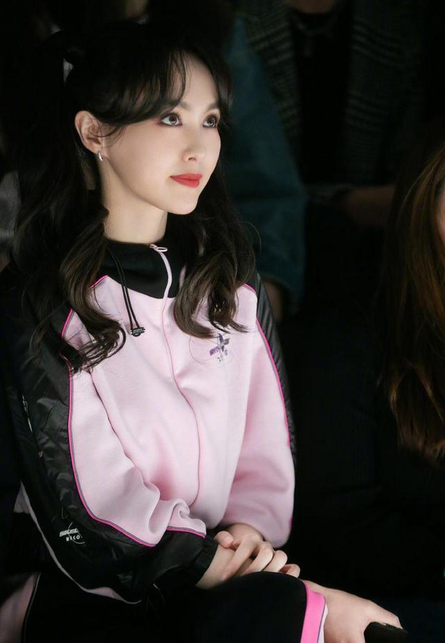 唐嫣撞脸郑爽?扎双马尾配运动装意外美成这样,真不像是刚生过娃