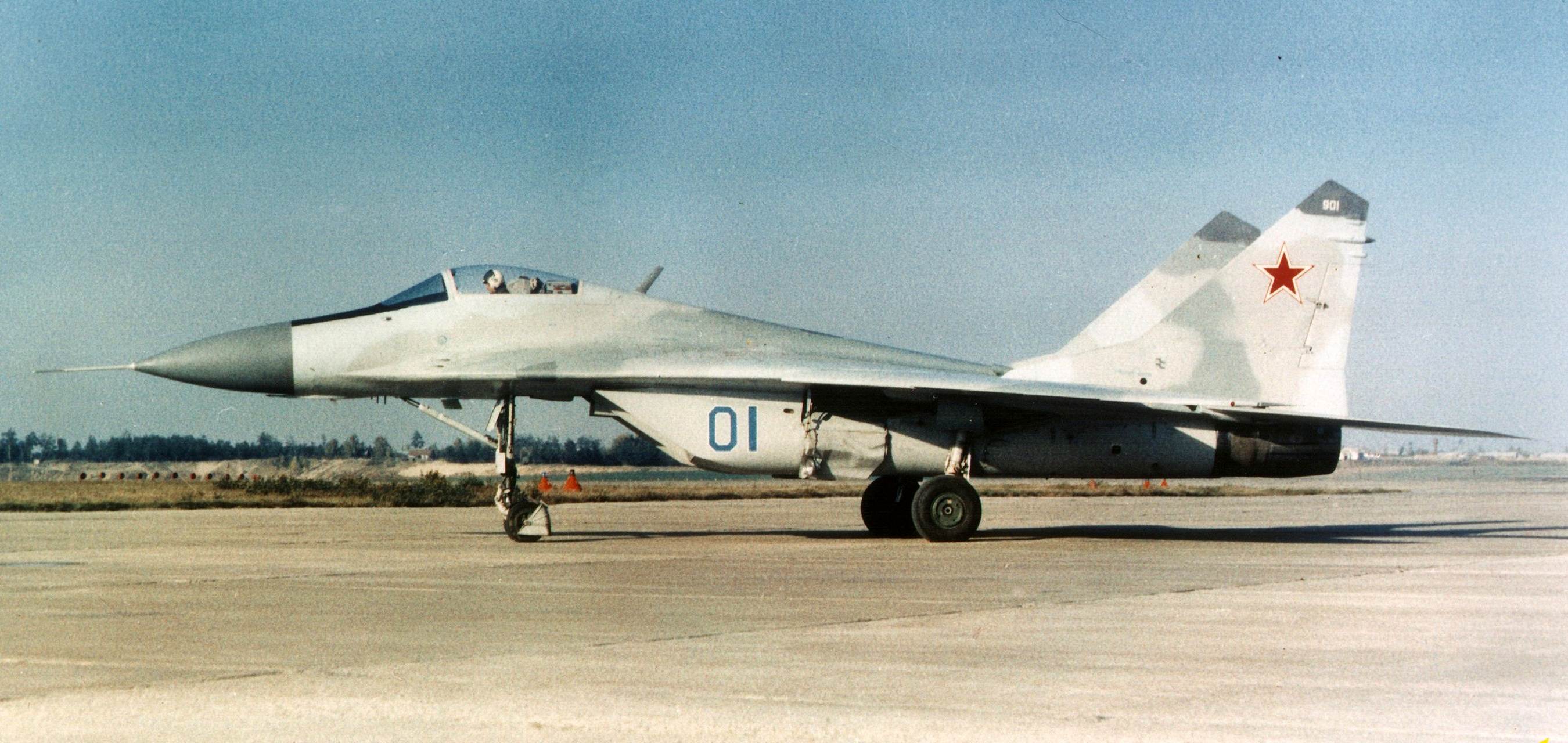 上世纪70年代,北方大国米格-29战斗机第一架原型机,2000年后,歼-10