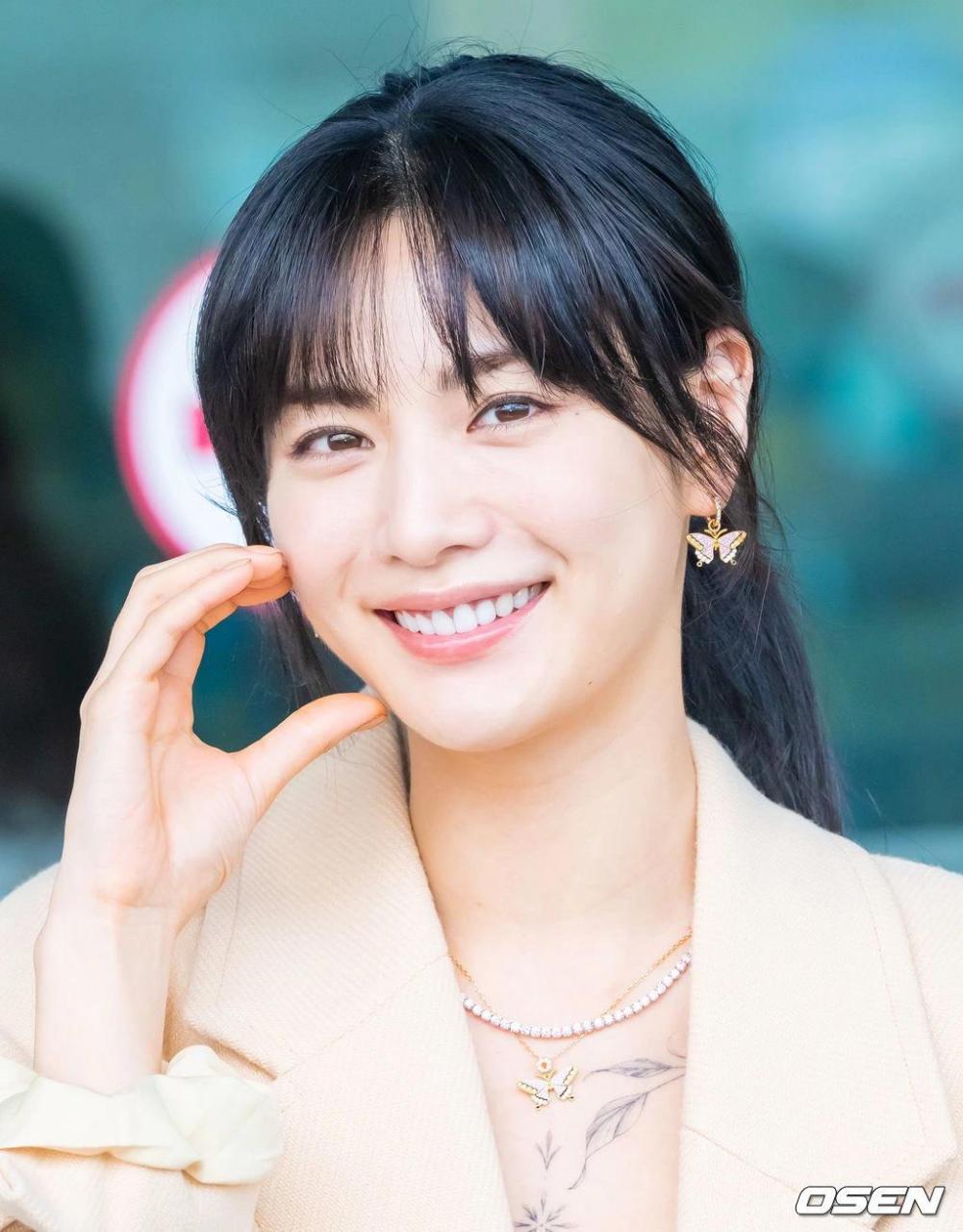 林珍娜机场穿搭 林珍娜今天一大早出发机场前往活动举办地 林珍娜穿搭