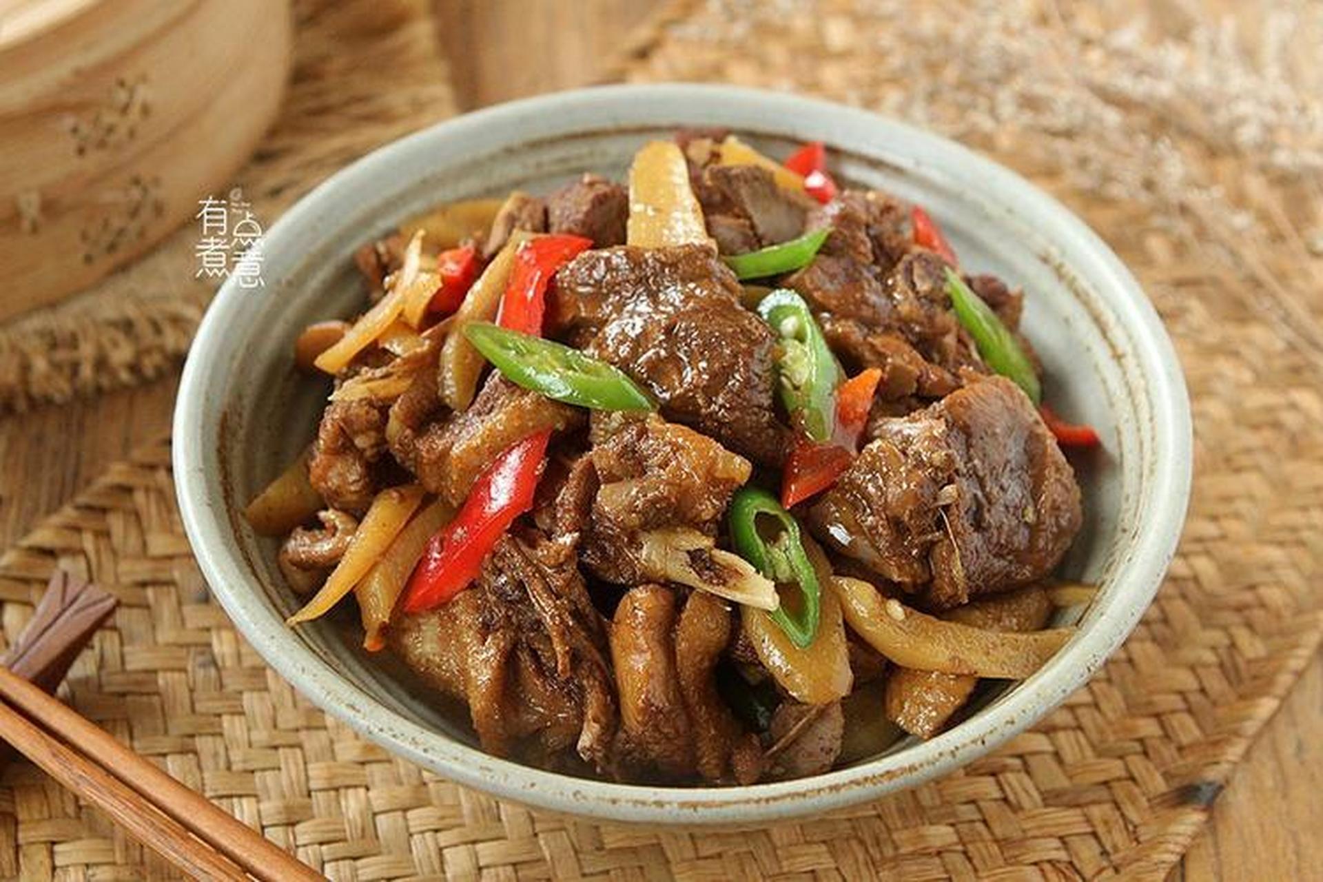 99仔姜焖鸭的做法99  99仔姜焖鸭是一道以嫩鸭肉和嫩姜为主要