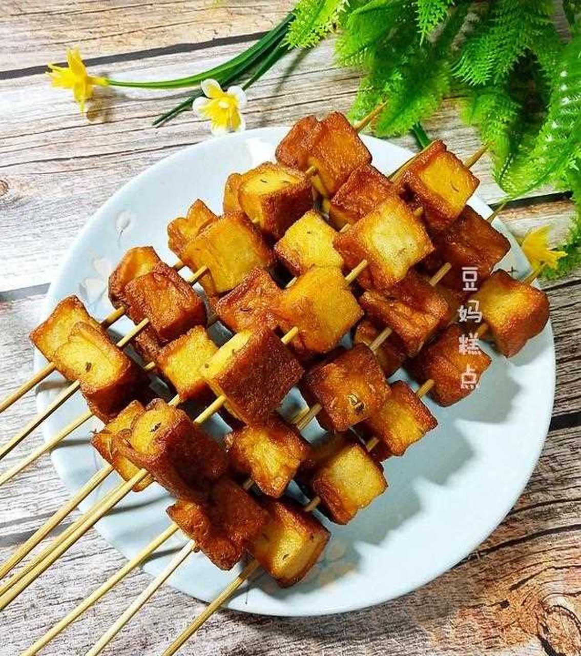 [额] 买些鱼豆腐,平底锅四面一烙,撒些椒盐粉,小茴香. 竹签一串!