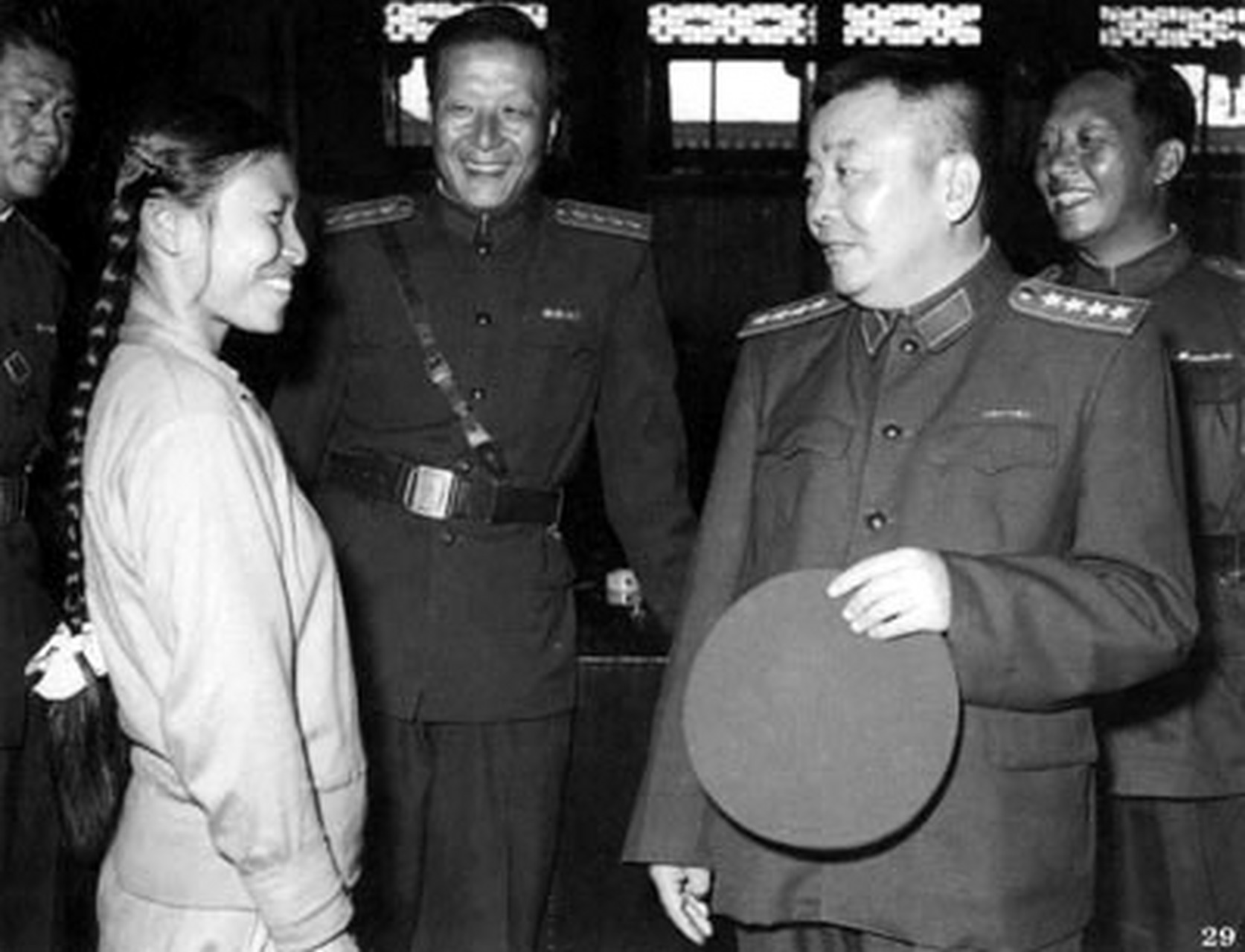 谭政将军是湖南人,在毕业后就回到家乡当小学教员.