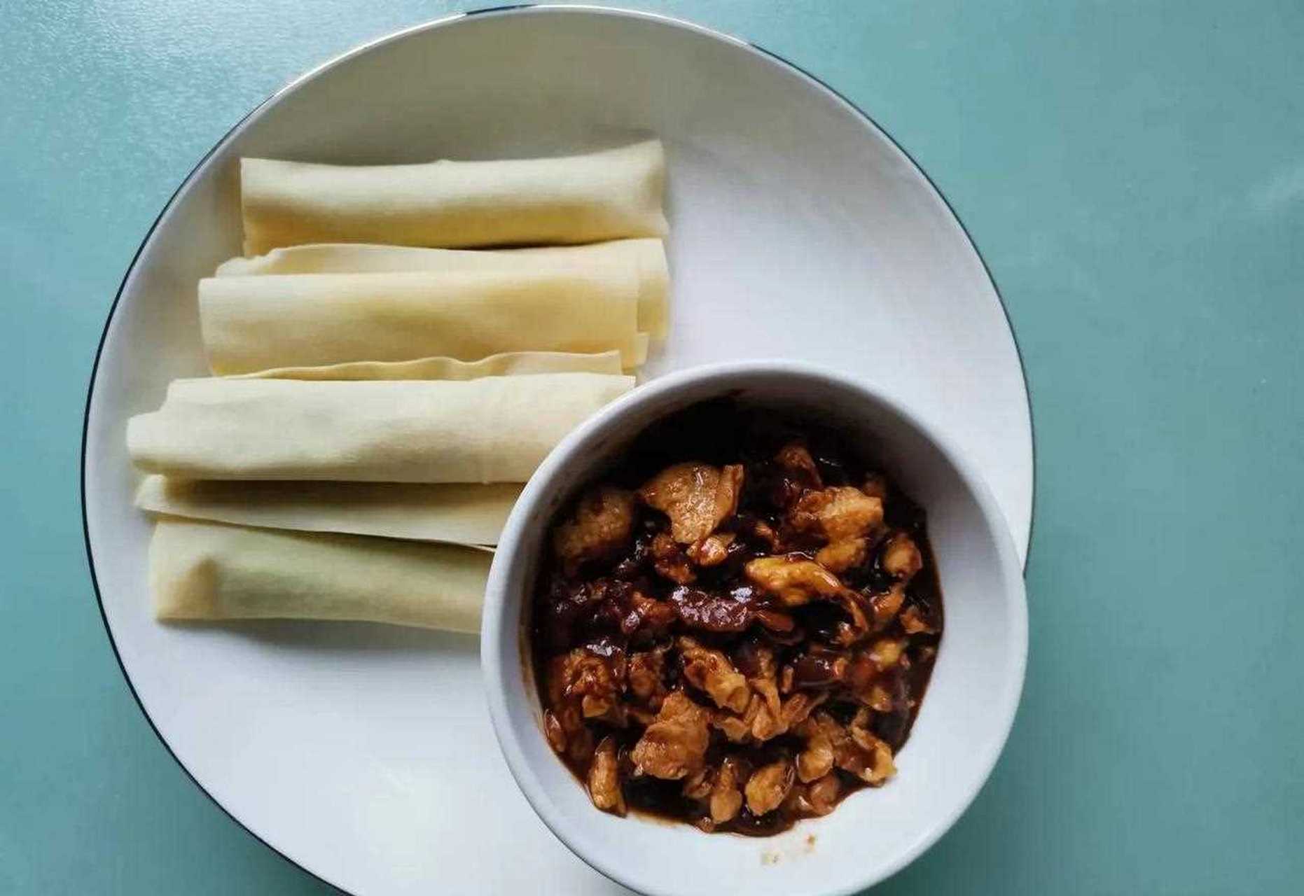 东北硬莱干豆腐卷大葱,干豆腐南方叫千张,由大豆制作而成!