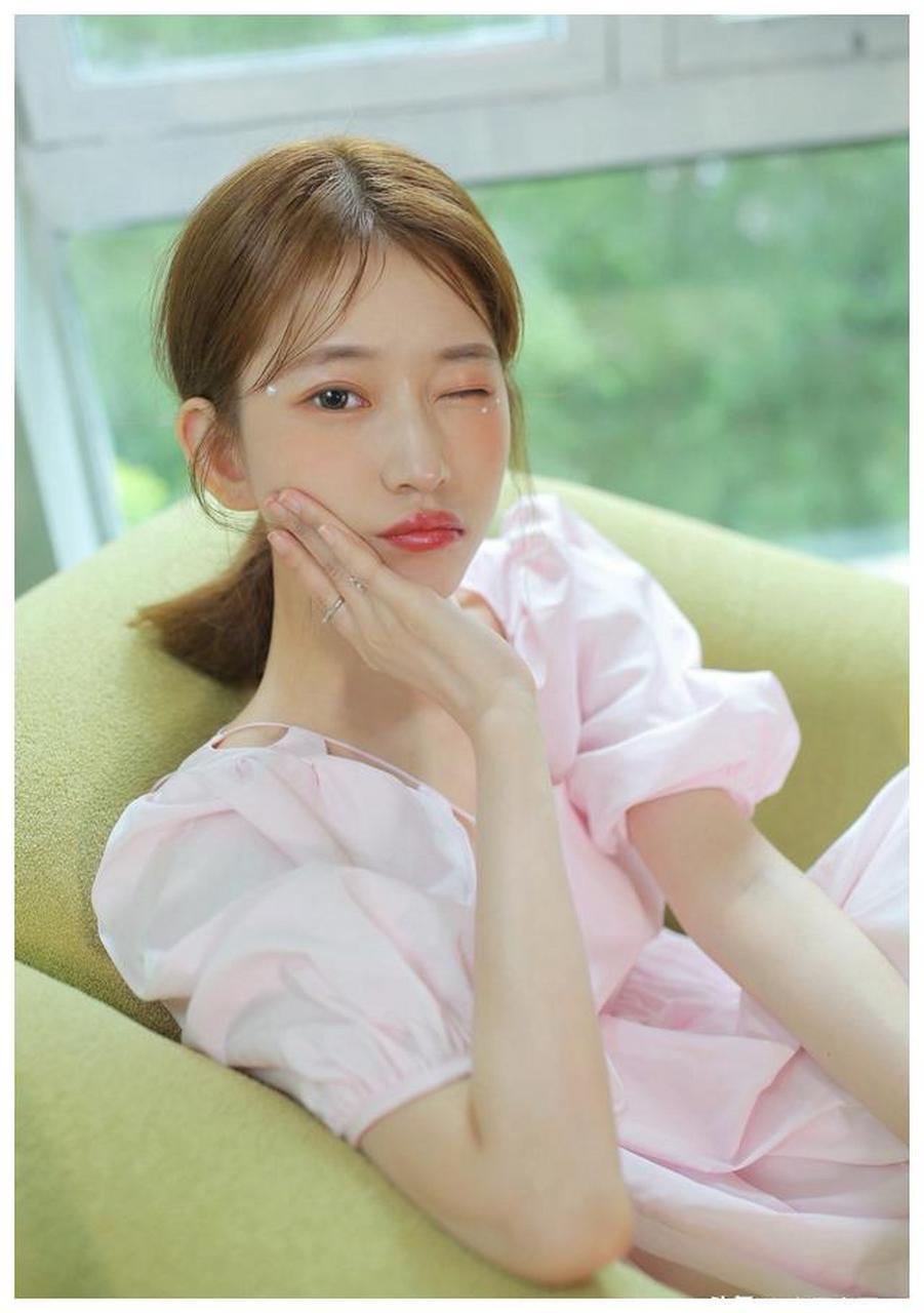 张丹三粉色连衣裙性感写真