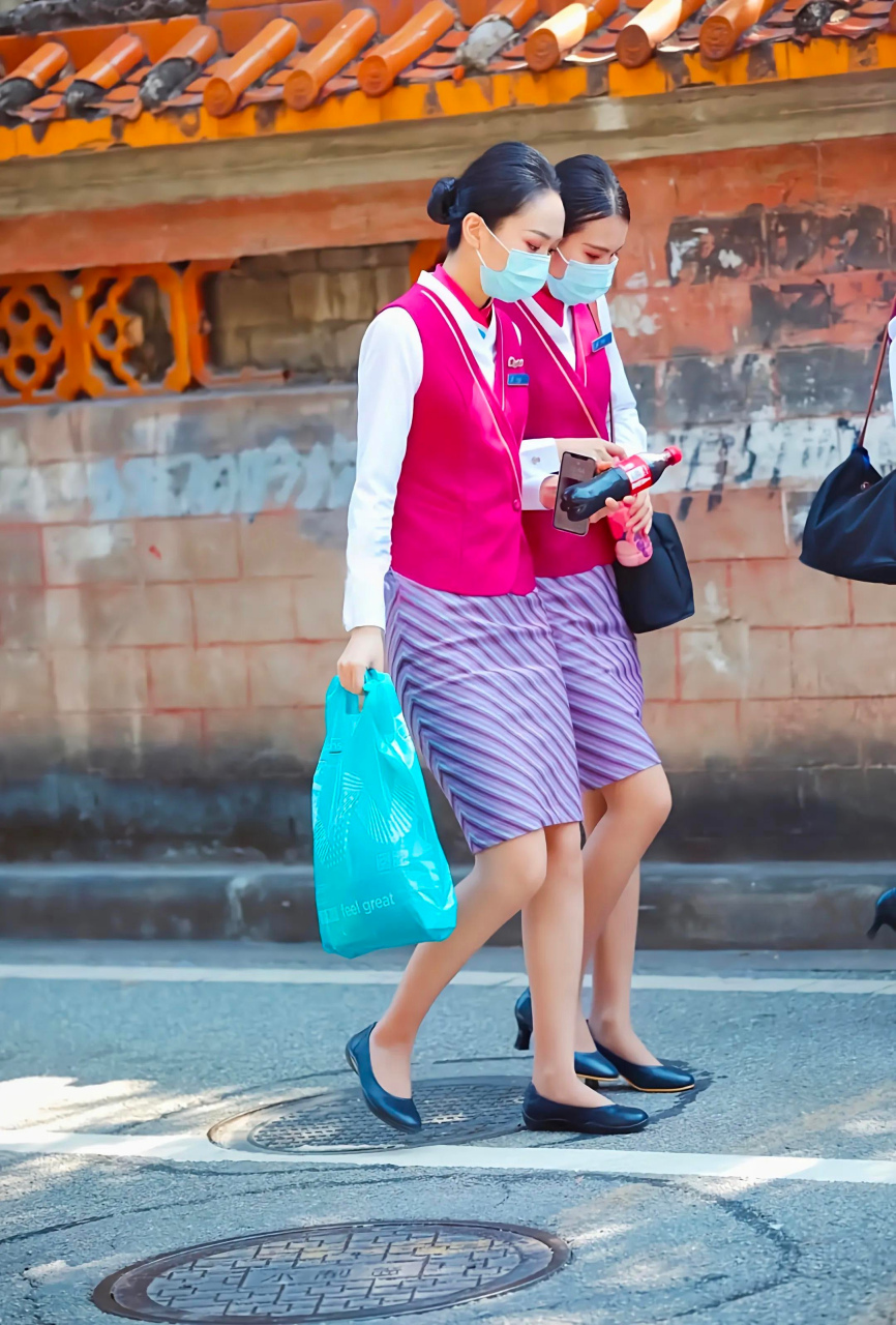 南航空乘小仙女下班街拍