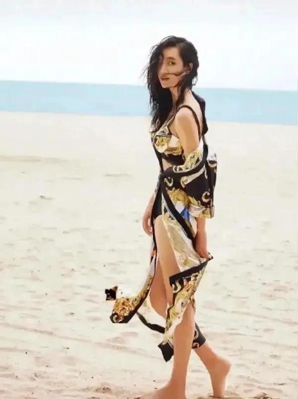 百家号星火计划# 主持人朱丹,泳装外加一袭长袍.