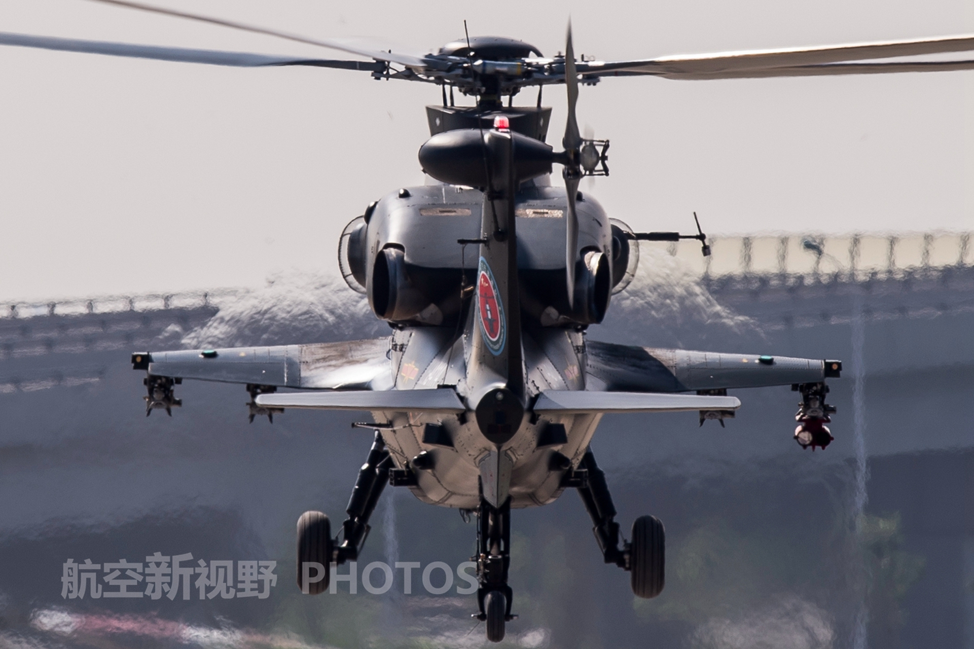 我军不同时期的直-10武装直升机,注意看图片中的细节,这些直-10直升机