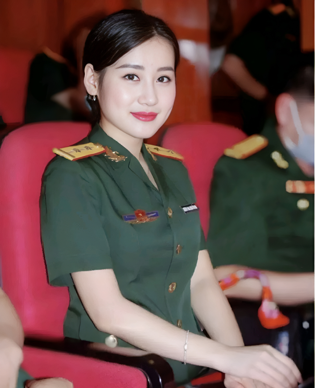 你想象中的越南女军官是什么样?