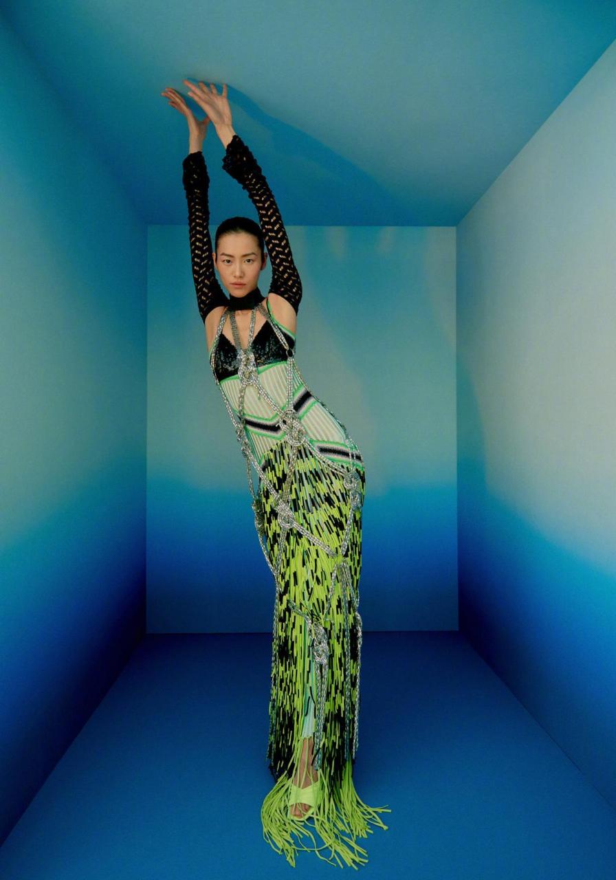 刘雯vogue12月号封面大片,丰富的色调,红发,翅膀异性长裙,大表姐时尚