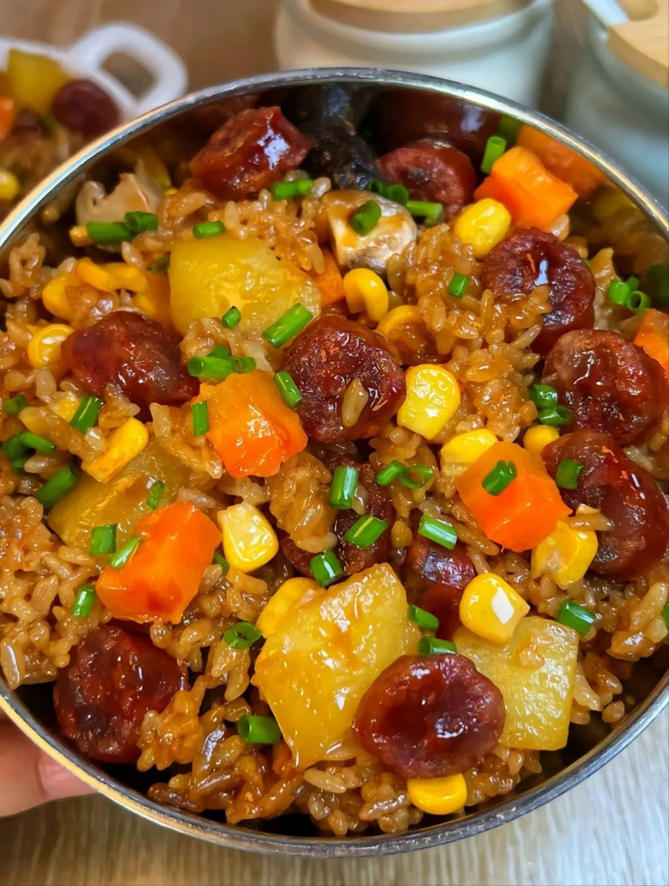土豆炒香肠真的很好吃 土豆的软糯,腊肠的香味 还有吸满酱汁的大米,一