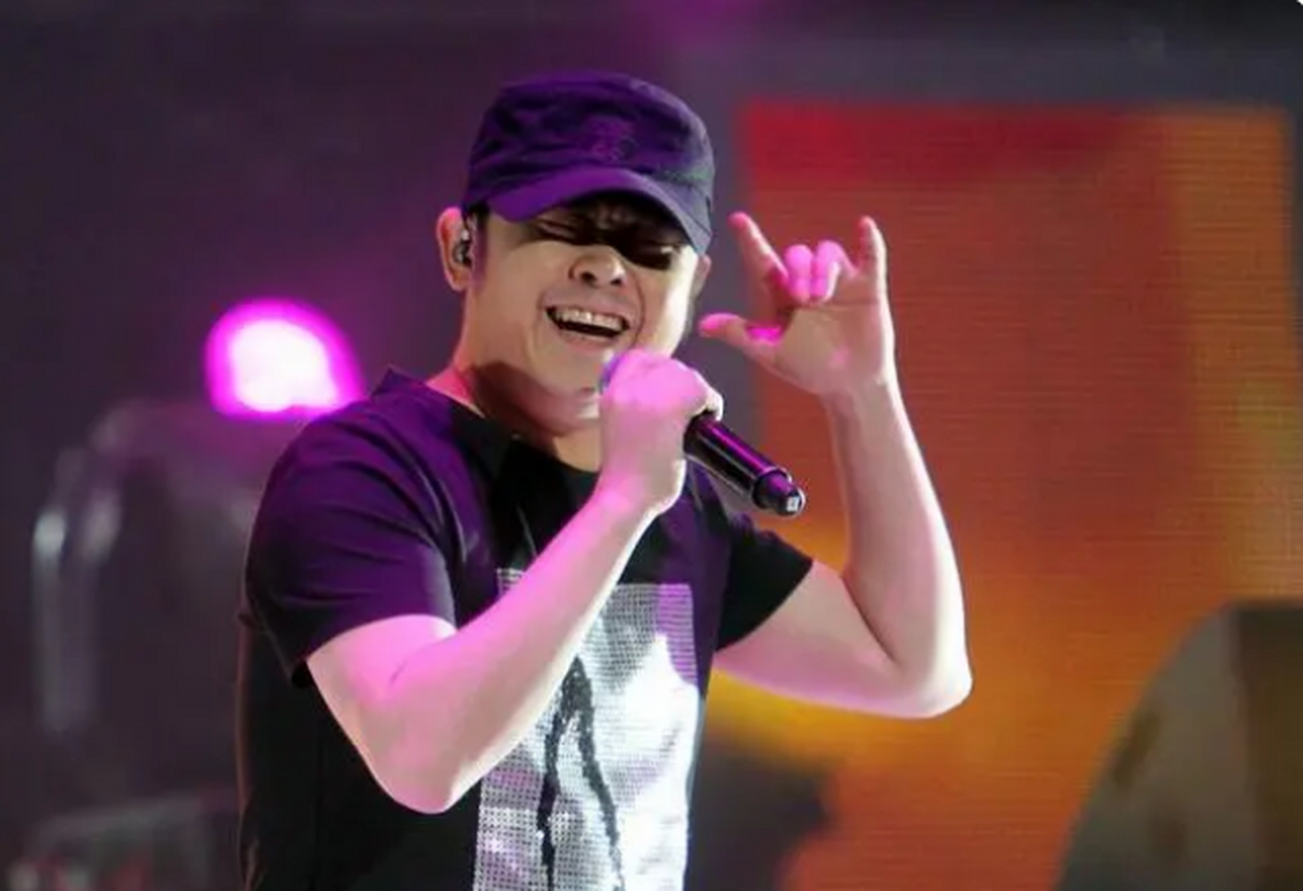 杨坤首次回应了刀郎新歌《罗刹海市》引起的争议,他在网友的留言下