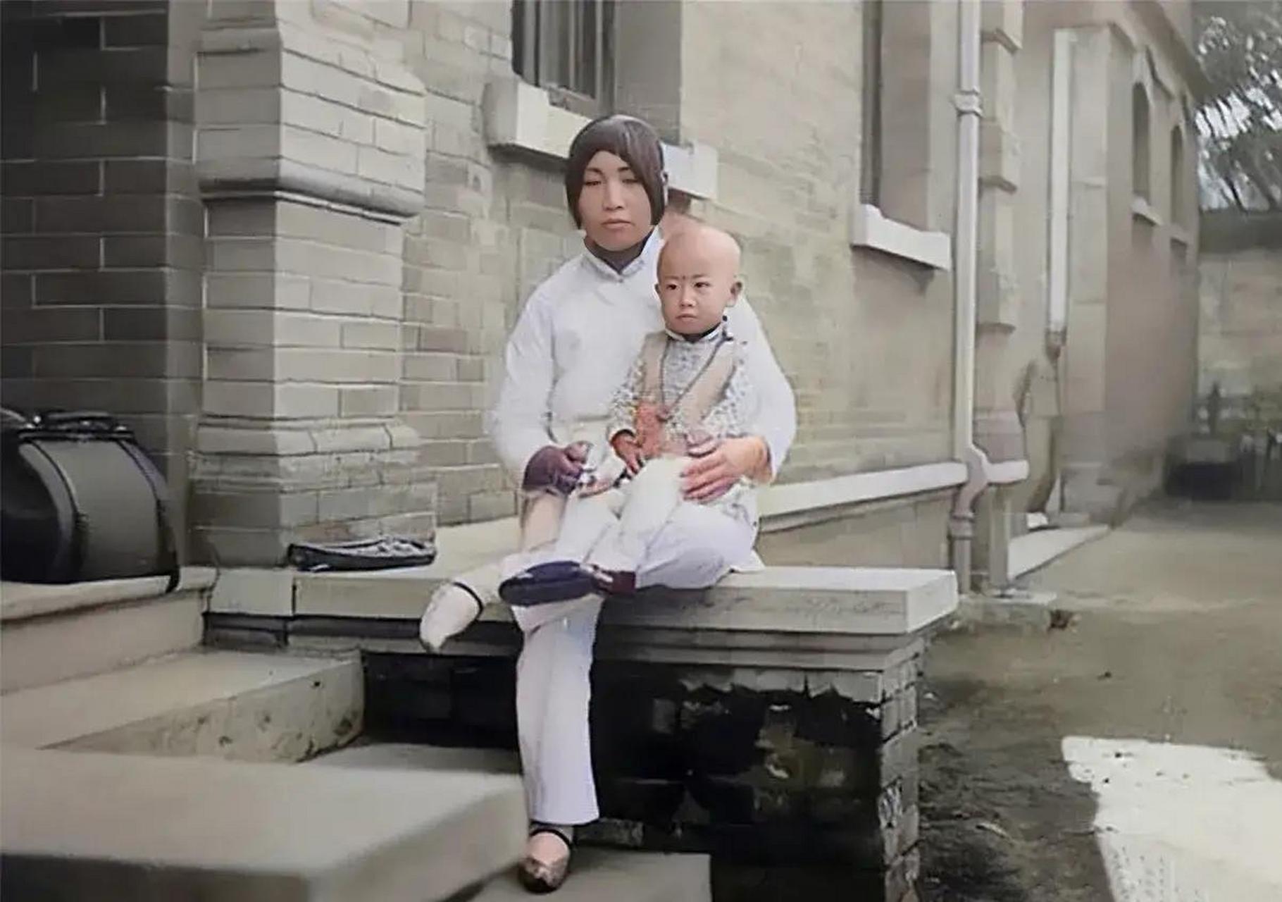 看下面这张照片中的女人正抱着一个孩子端坐在台阶上,这个女人看着