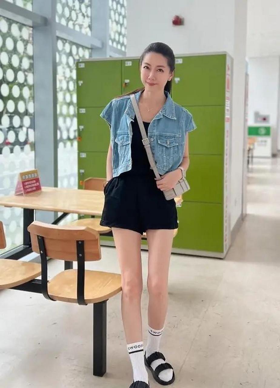 44岁的林韦君穿比基尼做瑜伽,曲线完美 #百家号星火计划# #娱乐