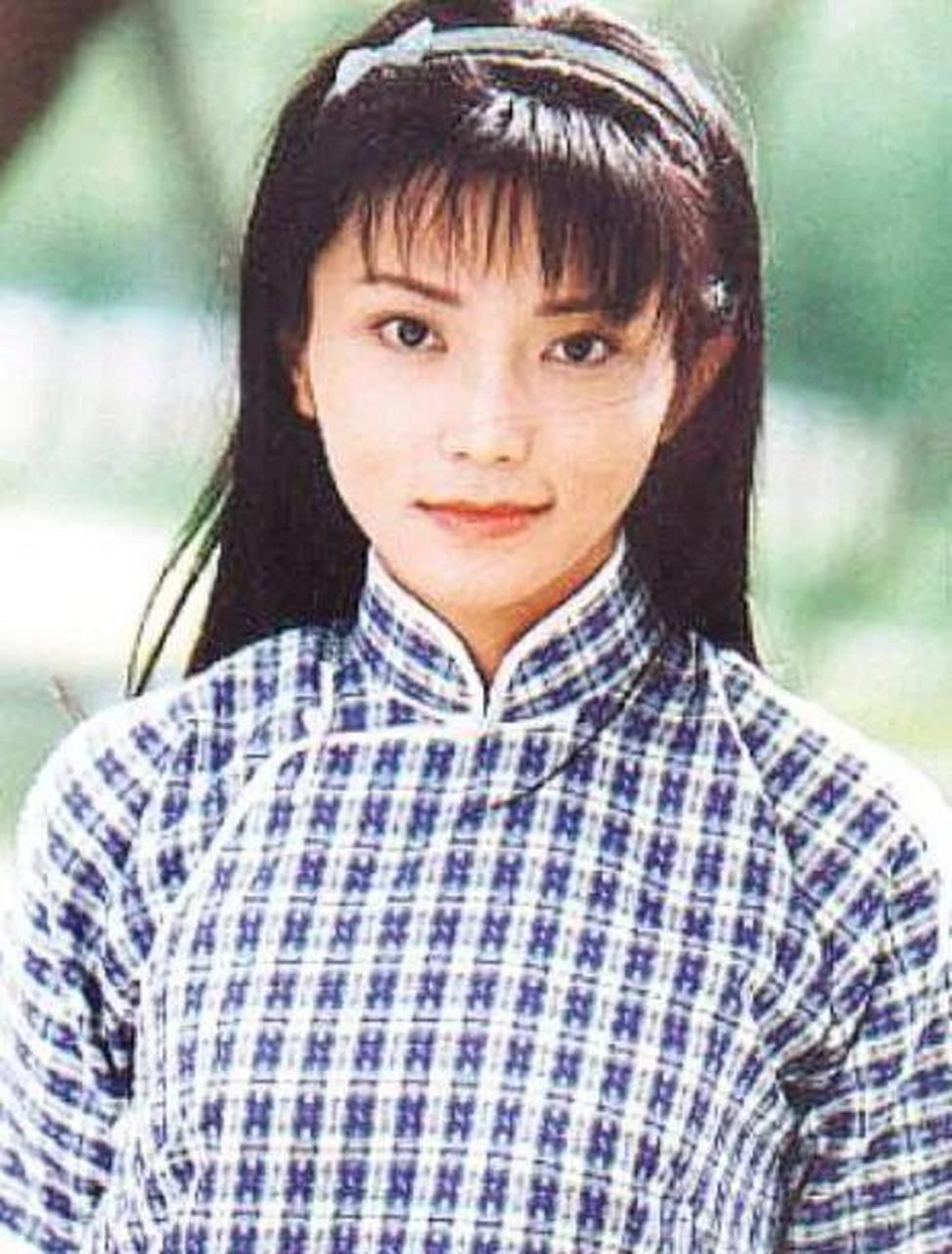 2009年,33岁的李钰病逝,穿着珍珠色的婚纱躺在水晶棺中的她,还是一如