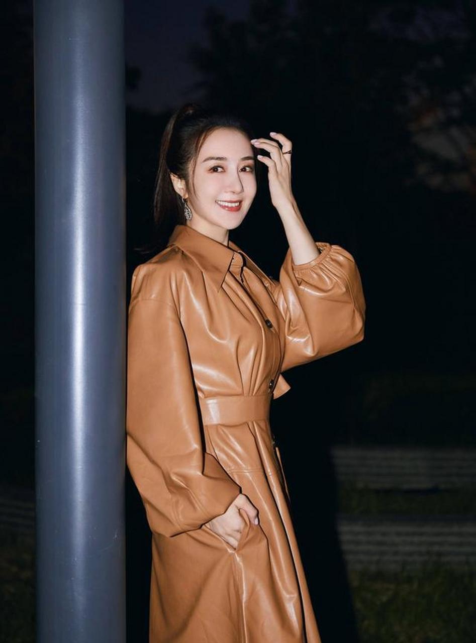 她的颜值真的被低估了 李依晓的五官分布是比较均匀的,并不会出现紧凑