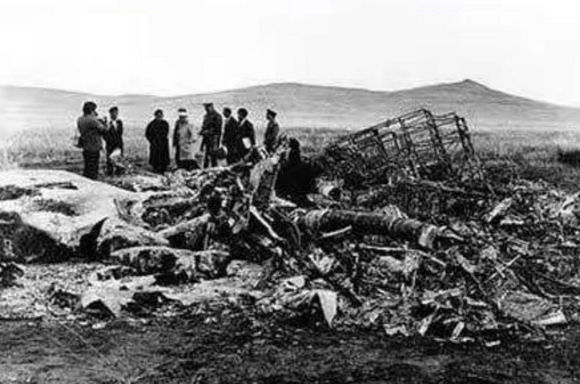 1971年9月,蒙古国温都尔汗,坠机现场,一张罕见的镜头,照片中几个人围