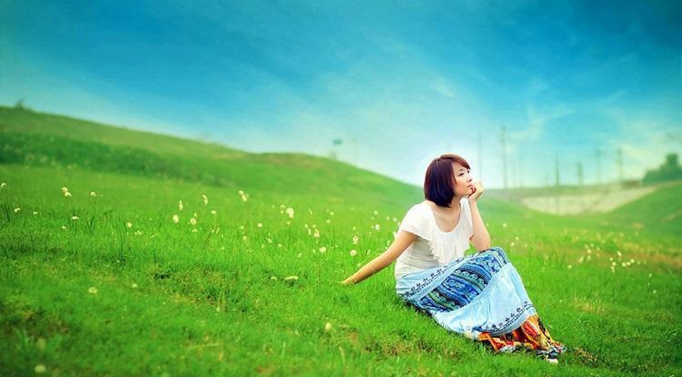 随时拿你跟别人比较,处处看不起你.