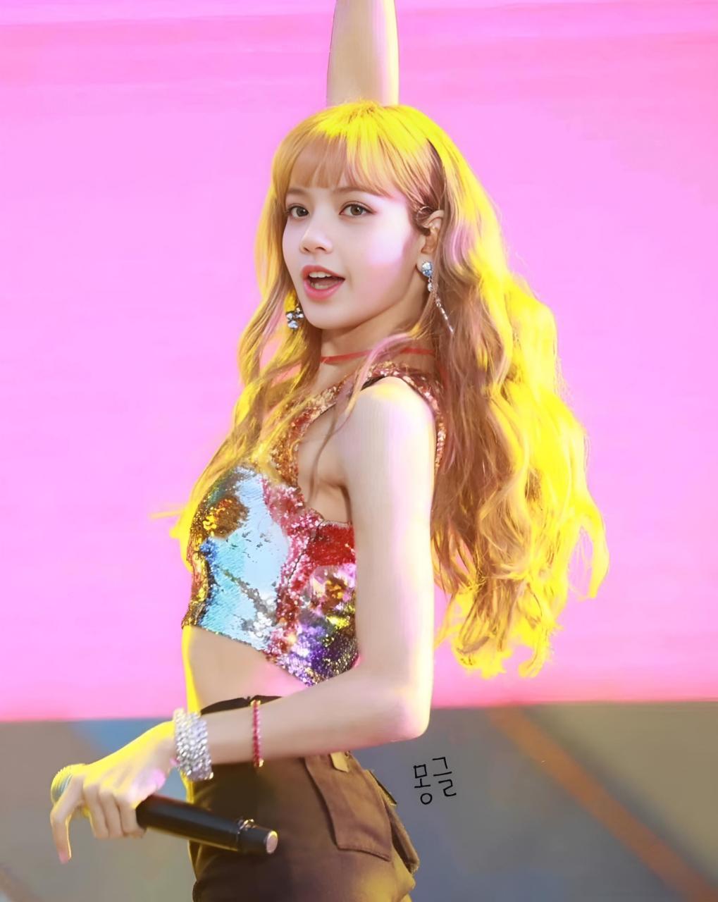 lisa以前真的很像洋娃娃,现在也是真的很像.