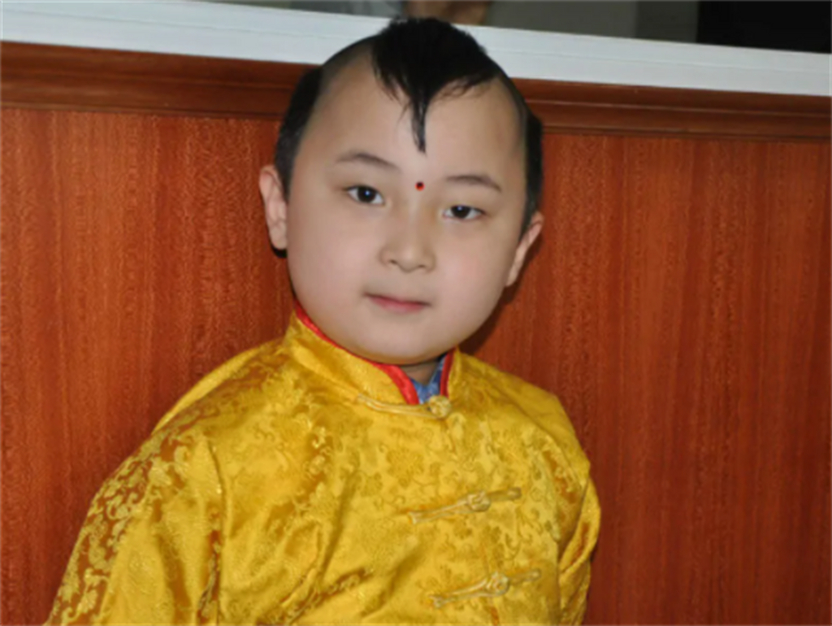 春晚福娃邓鸣贺墓地现状,墓前摆满零食令人痛心,有人说是童子命!