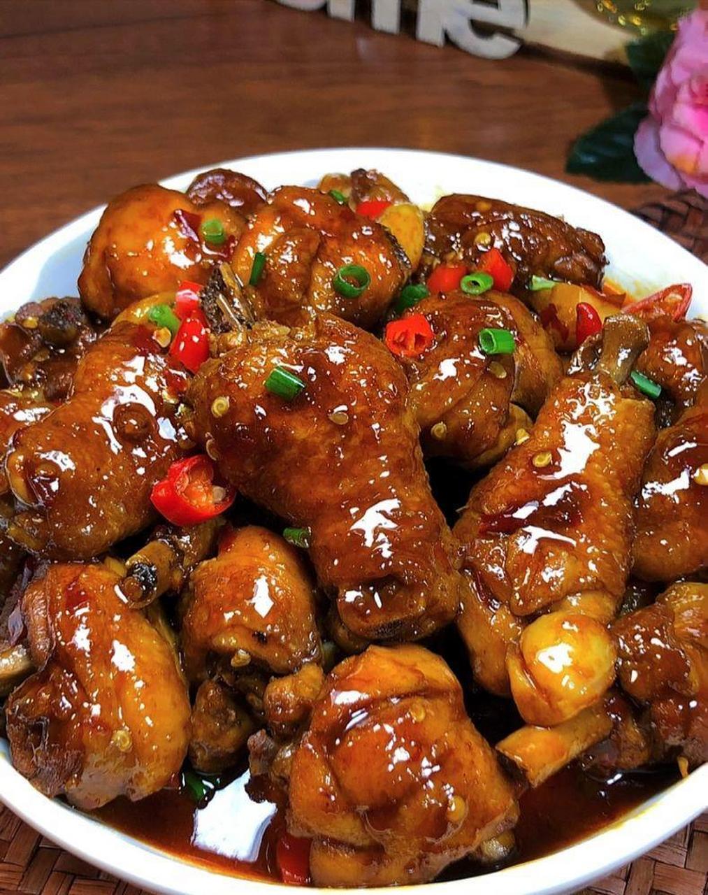 食材:鸡腿5/6,葱姜蒜,小米辣,八角,干辣椒,花椒粒,冰糖 ?