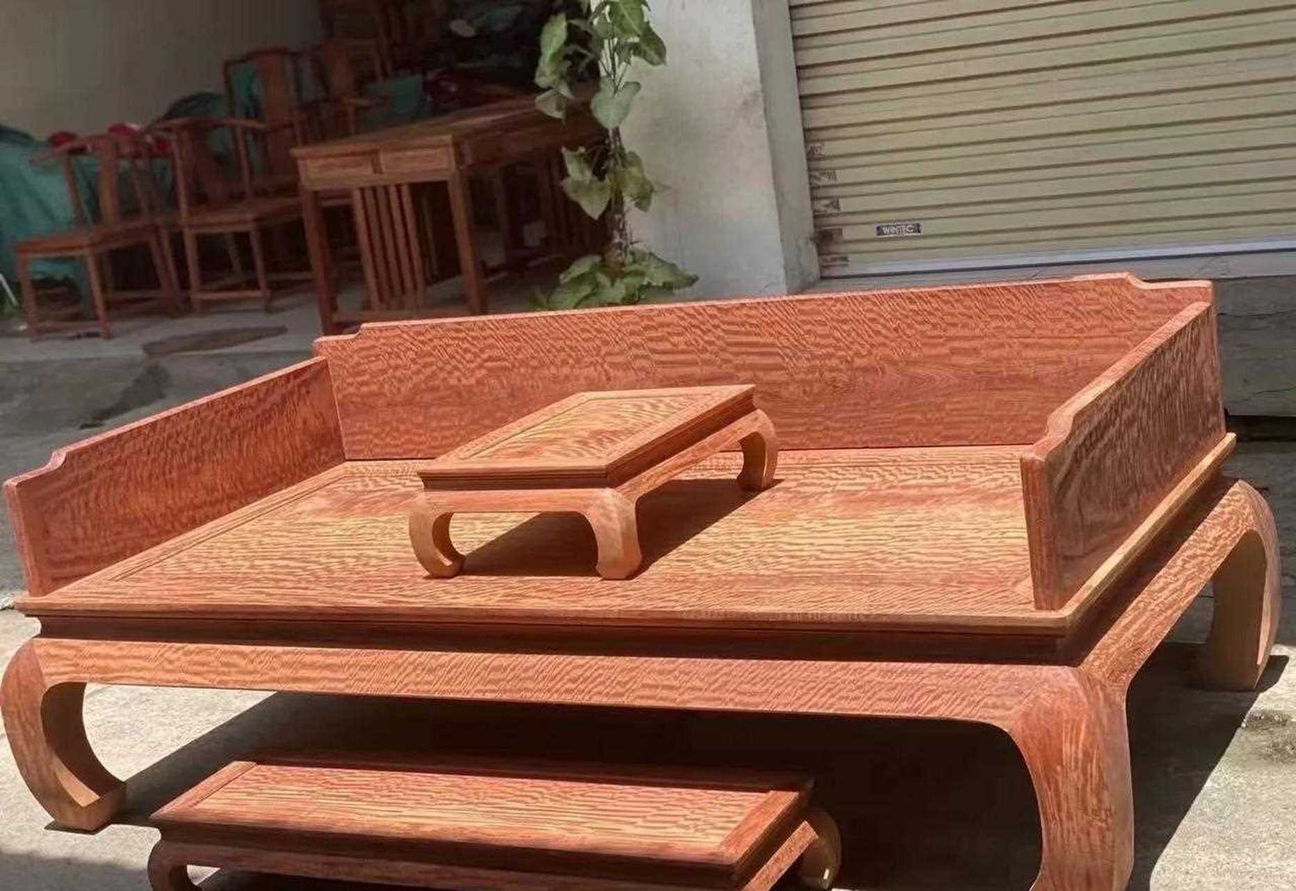 大果紫檀独特的水波纹,独板的品性,均匀的色泽,是无可替代的水波纹