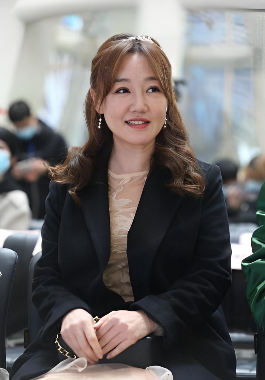 此消息一出,大众的第一反应是"薛佳凝忘不了胡歌".