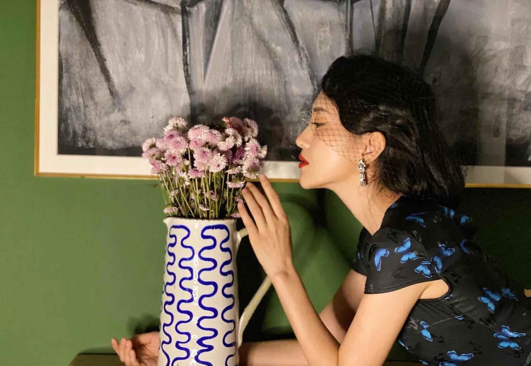 领动计划# #包文婧#  包文婧穿旗袍很有风度!