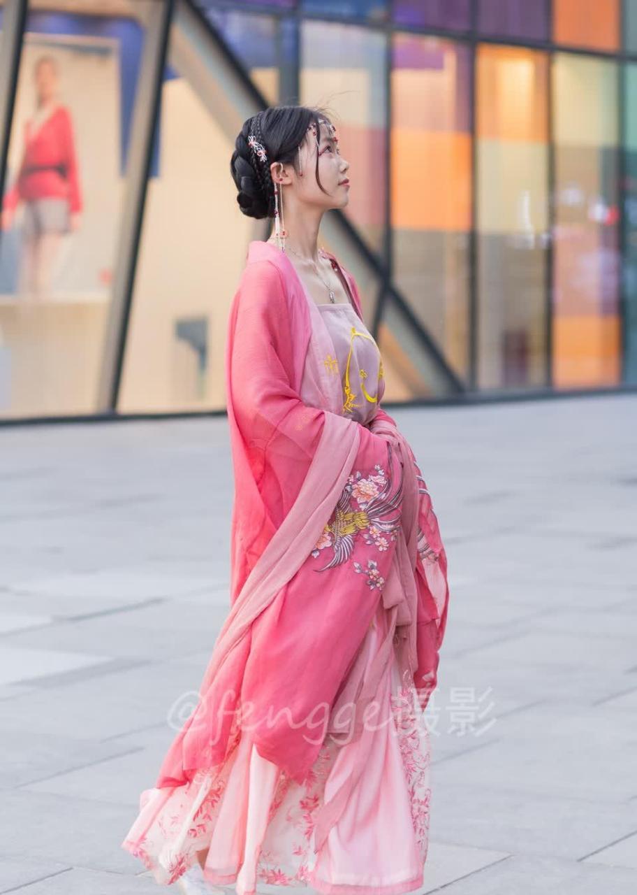 街拍:优衣库前翩翩起舞的汉服小美女,你是从古代穿越来的吗?