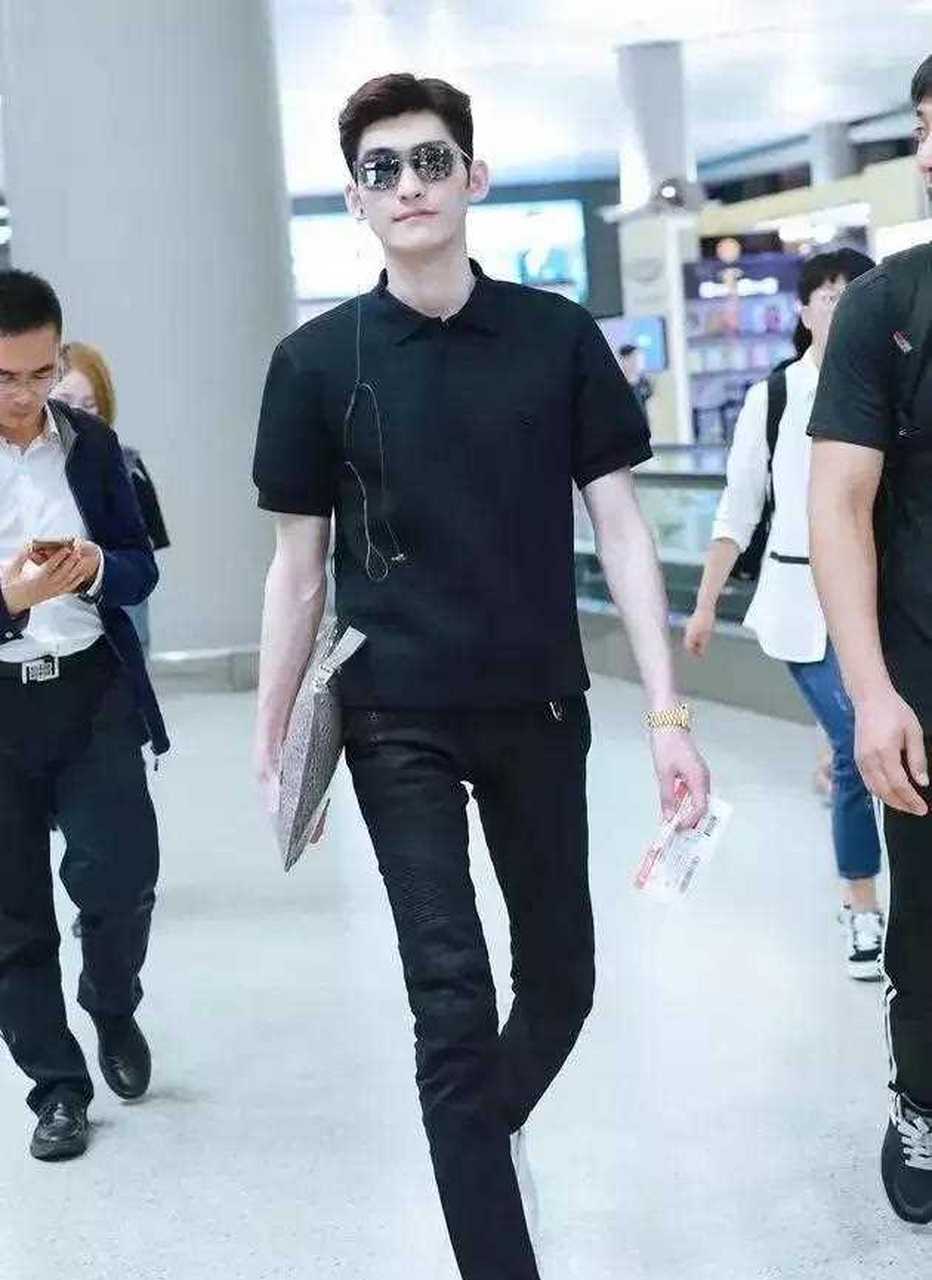 张翰,黑龙江大男孩,身高185cm,体重68kg,完美的模特身材.